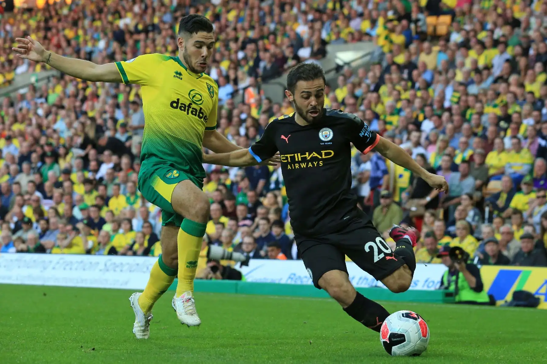 Emiliano Buendia del Norwich City se enfrenta a Bernardo Silva del Manchester City. Foto: AFP