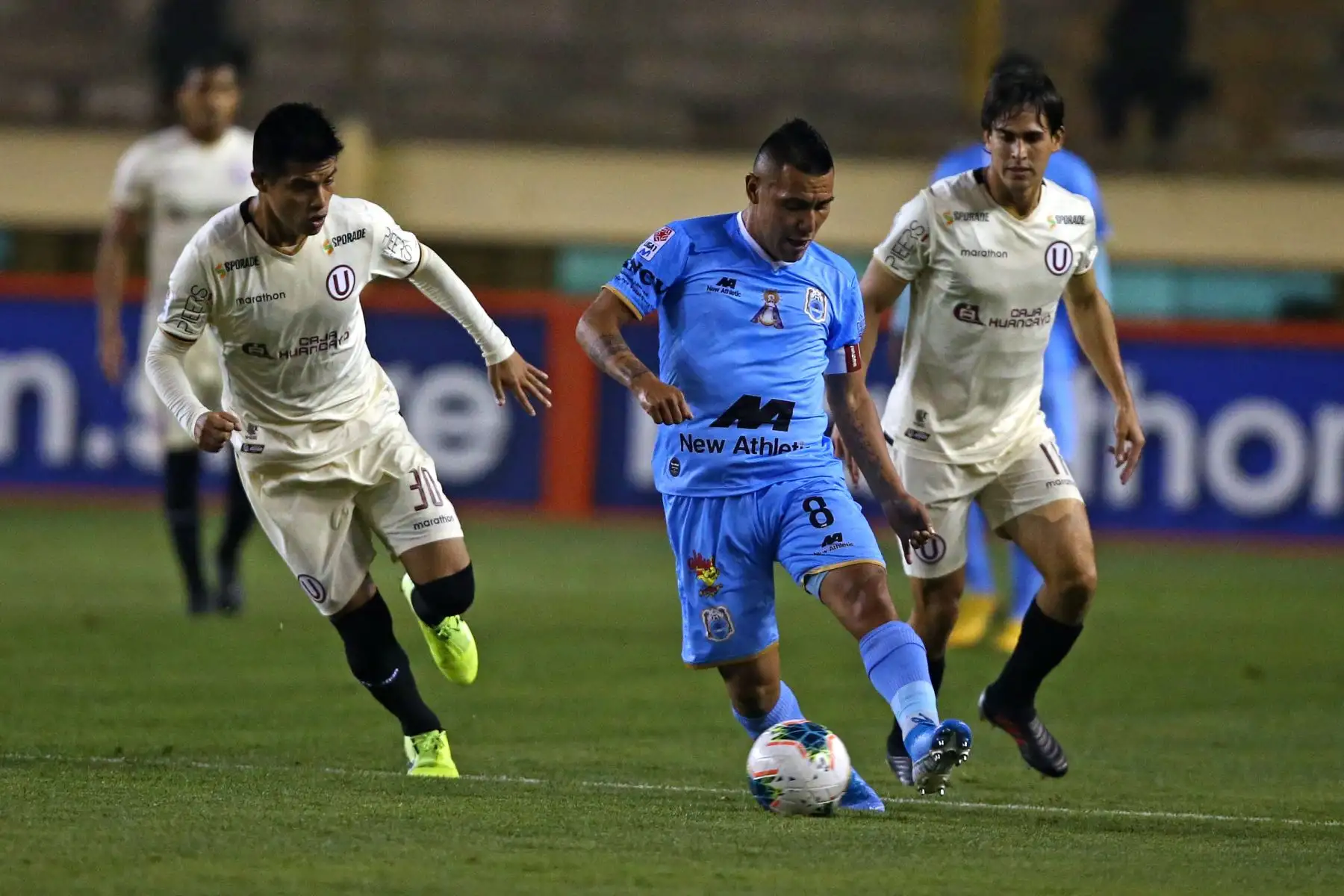 Yorkman Tallo de Binacional y Alberto Quinteros disputan el balón, durante el partido que ganó Universitario 2-0 por el Torneo Clausura del fútbol peruano 2019. Foto: ANDINA/Vidal Tarqui