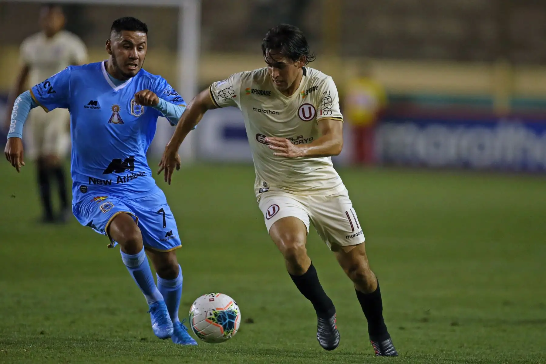 Armando Alfay de Universitario y Edson Aubert del Binacional disputan el balón, durante el partido que ganó Universitario 2-0 por el Torneo Clausura del fútbol peruano 2019. Foto: ANDINA/Vidal Tarqui