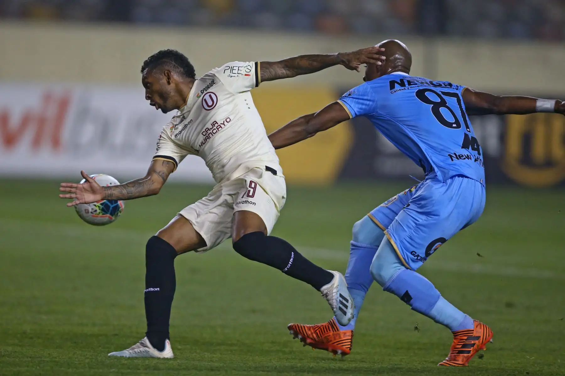 Alberto Quinteros de Universitario y  Edson Aubert de Binacional,  disputan el balón, durante el partido que ganó Universitario 2-0 por el Torneo Clausura del fútbol peruano 2019. Foto: ANDINA/Vidal Tarqui
