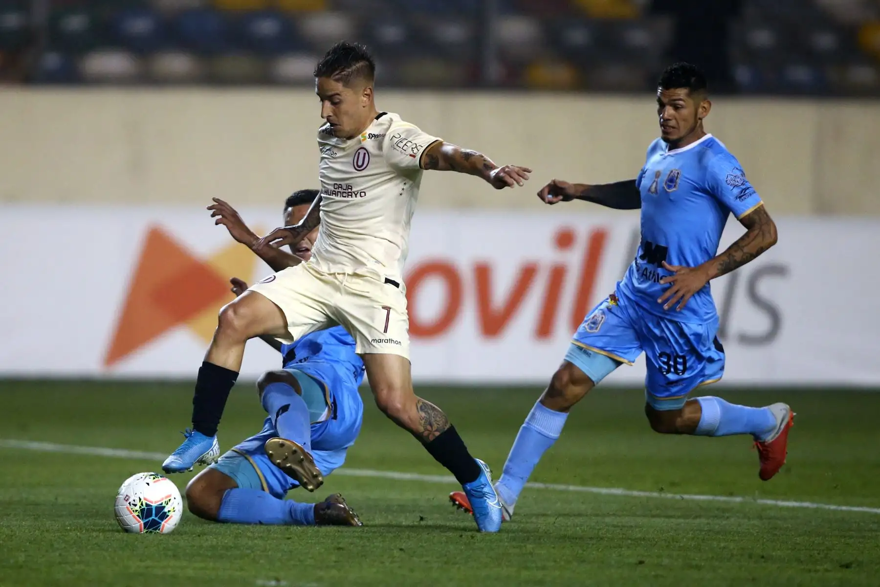 Alejandro Hohberg de Universitario, John Fajardo de Binacional, Universitario le ganó 2-0 a Binacional y se convirtió en el líder del Torneo Clausura. Foto: ANDINA/Vidal Tarqui