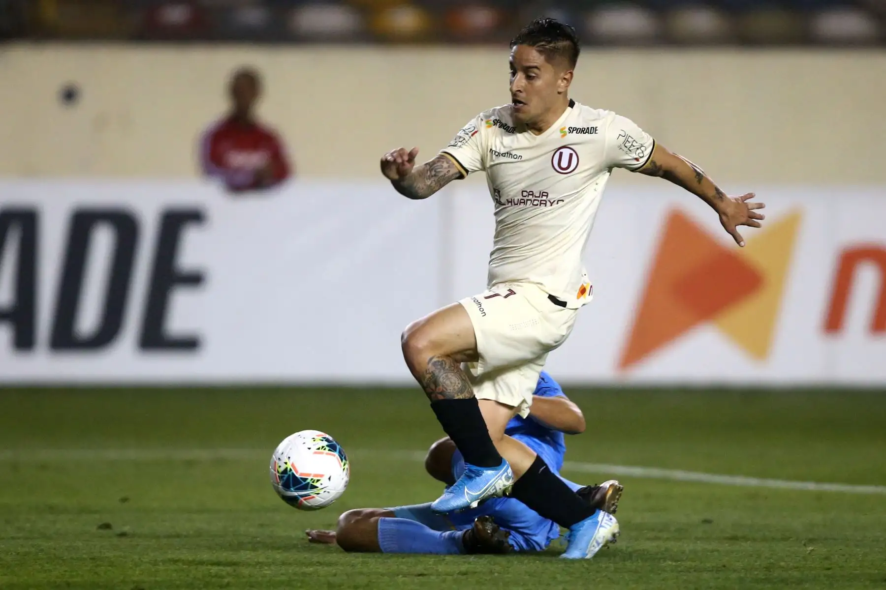 Alejandro Hohber de Universitario, anota el primer gol al Binacional, durante el partido que ganó Universitario 2-0 por el Torneo Clausura del fútbol peruano 2019. Foto: ANDINA/Vidal Tarqui