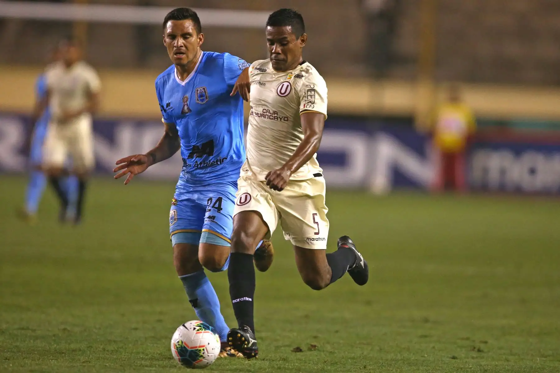 Jersson Vásquez de Universitario y Angel Perez de Binacional disputan el balón, durante el partido que ganó Universitario 2-0 por el Torneo Clausura del fútbol peruano 2019. Foto: ANDINA/Vidal Tarqui