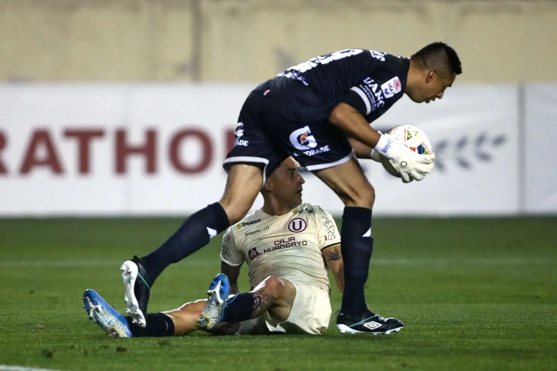 Alejandro Hohbert de Universitario Y Michael Sotilo de Binacional disputan el balón, durante el partido que ganó Universitario 2-0 por el Torneo Clausura del fútbol peruano 2019. Foto: ANDINA/Vidal Tarqui