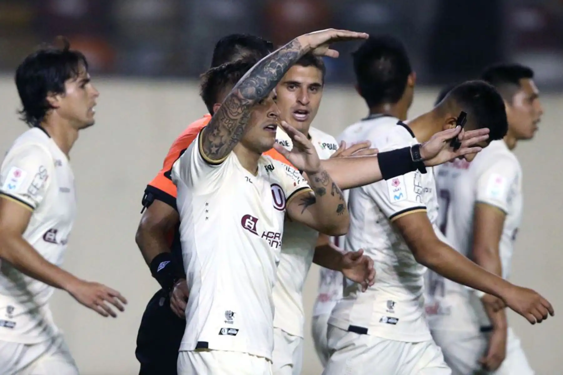 Alejandro Hohber de Universitario, anota el primer gol al Binacional, durante el partido que ganó Universitario 2-0 por el Torneo Clausura del fútbol peruano 2019. Foto: ANDINA/Vidal Tarqui