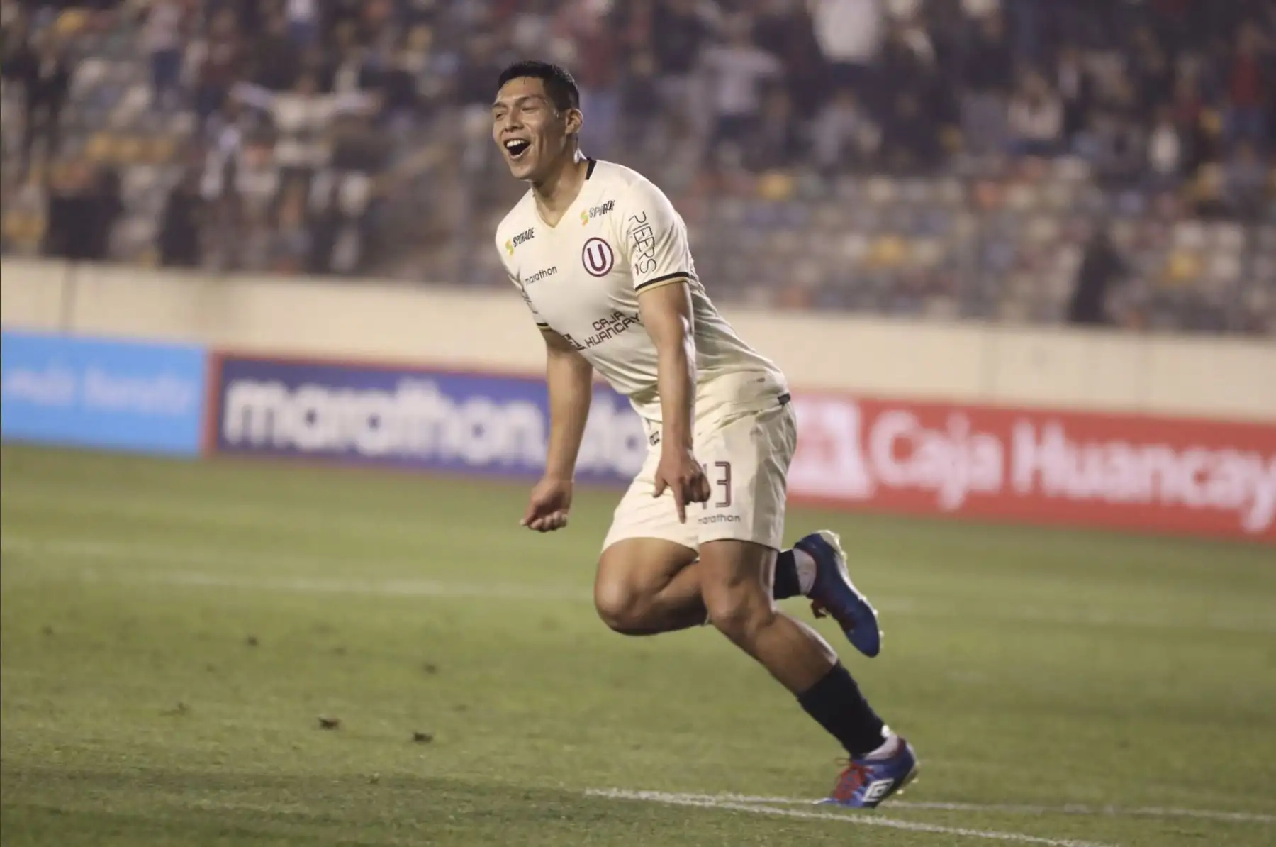 Gerson Barreto anota  el segundo gol y aumenta el marcador para Universitario
y vence 2 - 0 al Binacional FC, en el 
estadio Monumental. Foto:ANDINA/TWITER UNIVERSITARIO
.