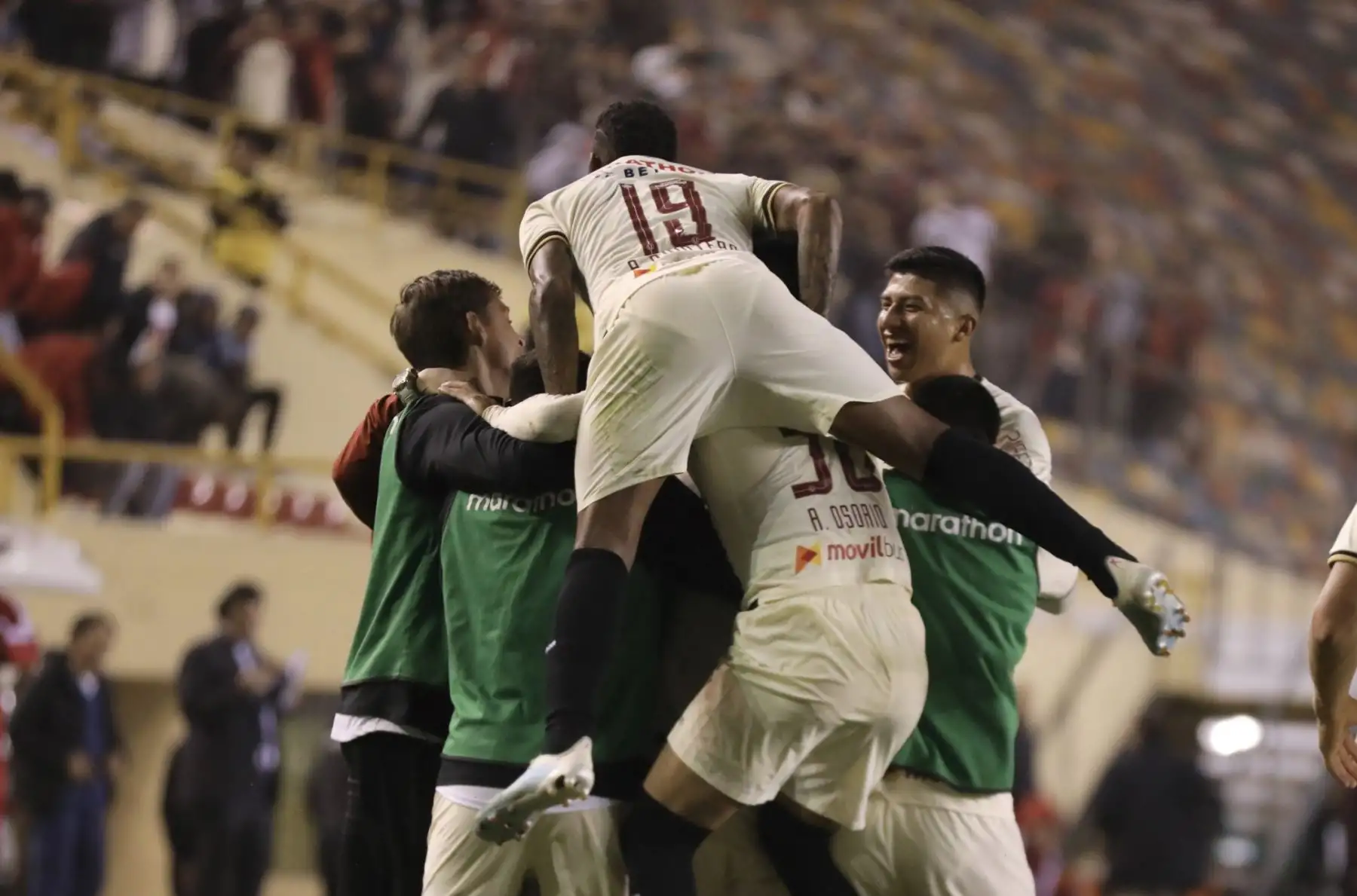 Gerson Barreto anota  el segundo gol y aumenta el marcador para Universitario
y vence 2 - 0 al Binacional FC, en el 
estadio Monumental. Foto:ANDINA/TWITER UNIVERSITARIO
.