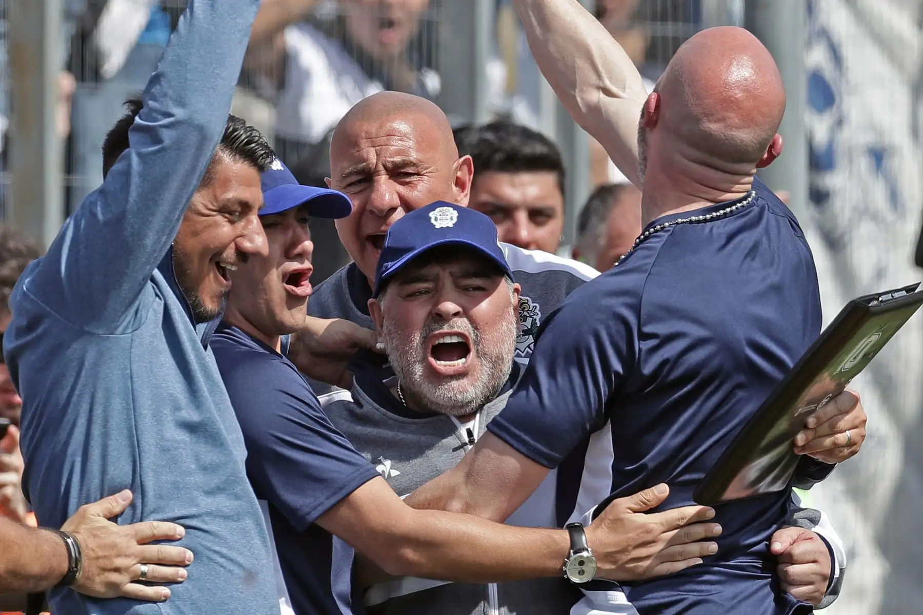 La ex estrella del fútbol argentino y entrenador del nuevo equipo de Gimnasia y Esgrima La Plata Diego Armando Maradona celebra con sus asistentes durante su partido de fútbol de la Superliga de la Primera División de Argentina contra el Racing Club.
Foto: AFP La ex estrella del fútbol argentino y entrenador del nuevo equipo de Gimnasia y Esgrima La Plata Diego Armando Maradona celebra con sus asistentes durante su partido de fútbol de la Superliga de la Primera División de Argentina contra el Racing Club.
Foto: AFP