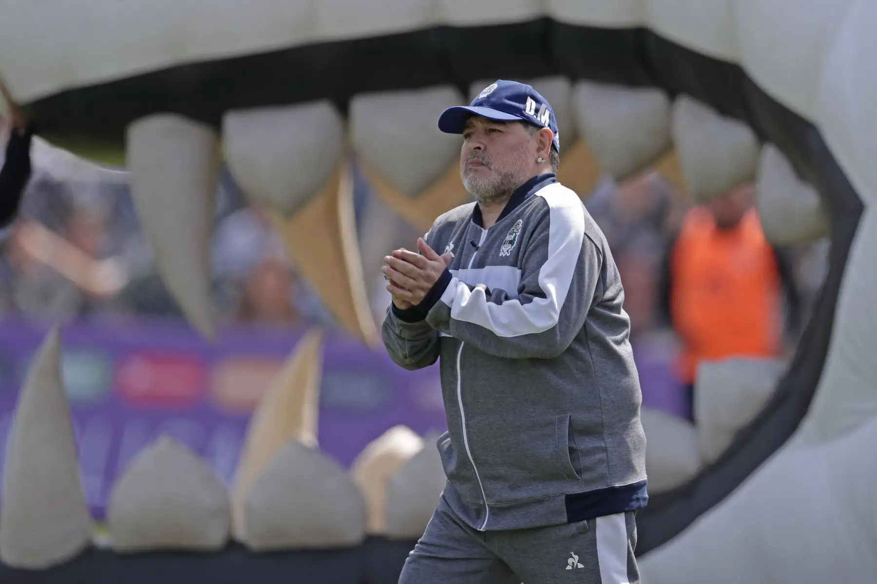 La ex estrella del fútbol argentino y entrenador del nuevo equipo de Gimnasia y Esgrima La Plata Diego Armando Maradona hace gestos durante su partido de fútbol de la Superliga de la Primera División de Argentina contra el Racing Club.
Foto: AFP