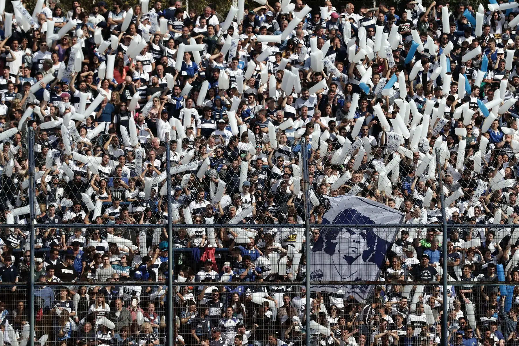 Los partidarios de Gimnasia y Esgrima La Plata animan a su equipo y a su nuevo entrenador, el ex estrella de fútbol argentino Diego Armando Maradona, antes del inicio de su partido de fútbol de la Superliga de Primera División de Argentina contra el Racing CluB.
Foto: AFP