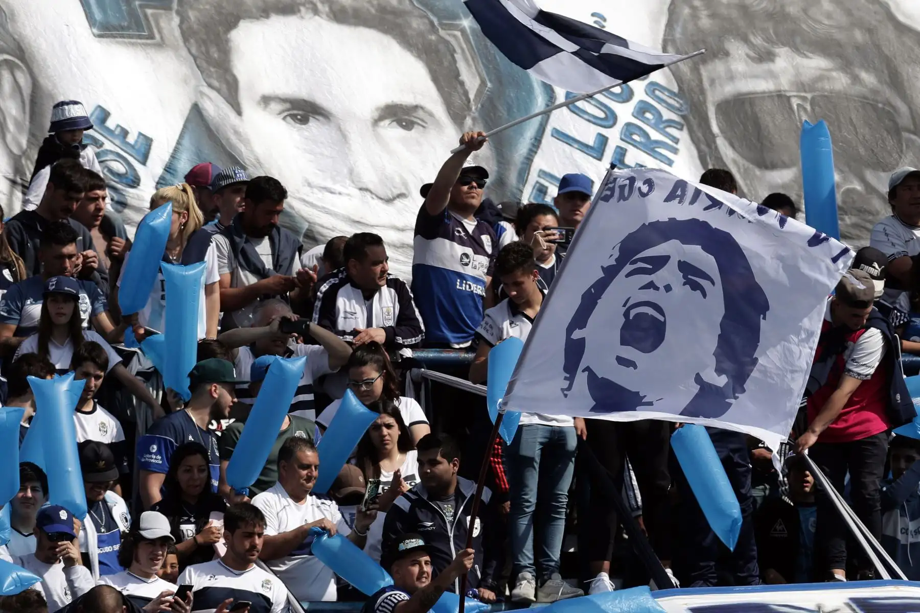 Los partidarios de Gimnasia y Esgrima La Plata animan a su equipo y a su nuevo entrenador, el ex estrella de fútbol argentino Diego Armando Maradona, antes del inicio de su partido de fútbol de la Superliga de Primera División de Argentina contra el Racing Club
Foto: AFP