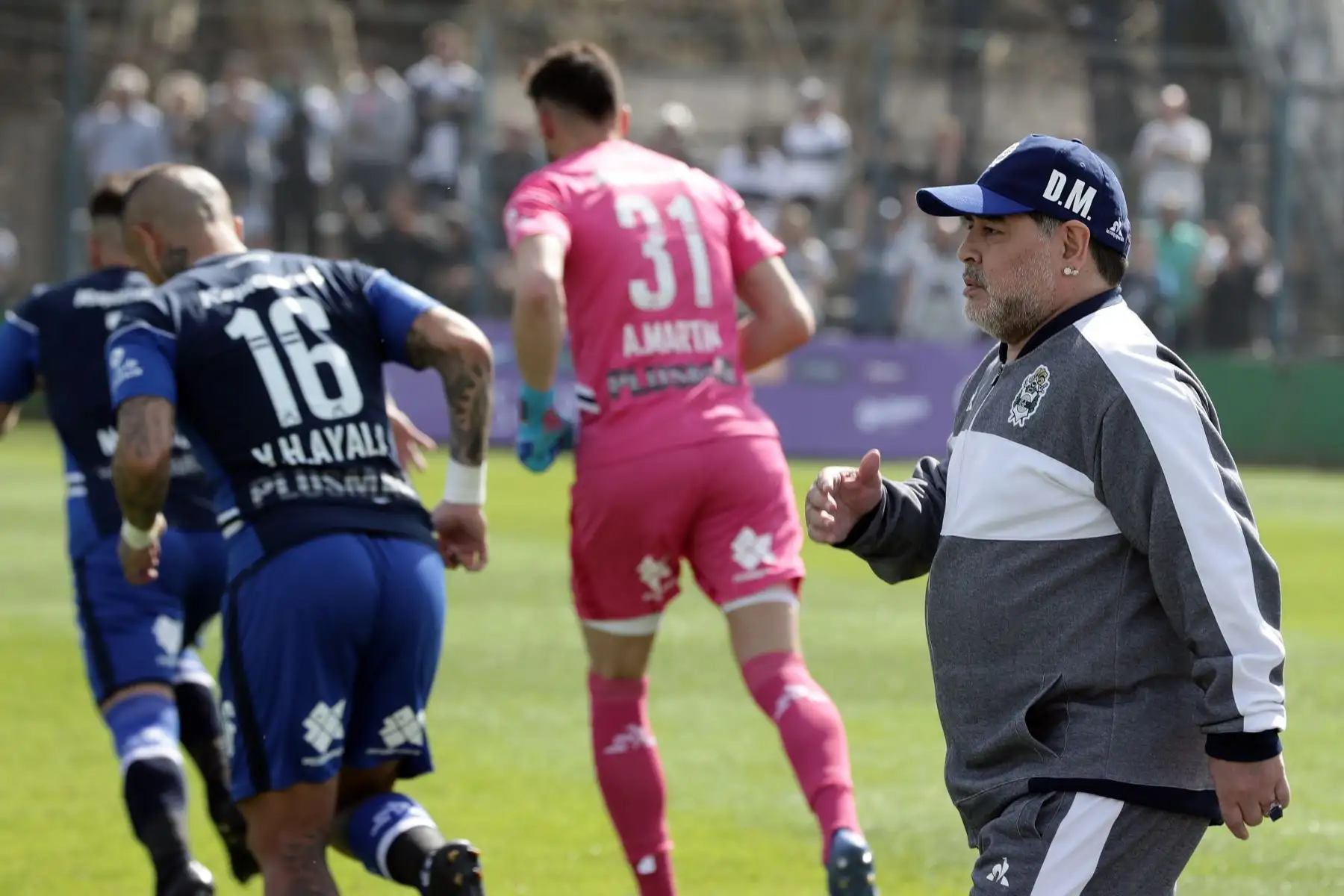 Ex estrella argentina del fútbol y entrenador del nuevo equipo de Gimnasia y Esgrima La Plata Diego Armando Maradona hace gestos antes del inicio de su partido de fútbol de la Superliga de la Primera División de Argentina contra el Racing Club.
Foto: AFP