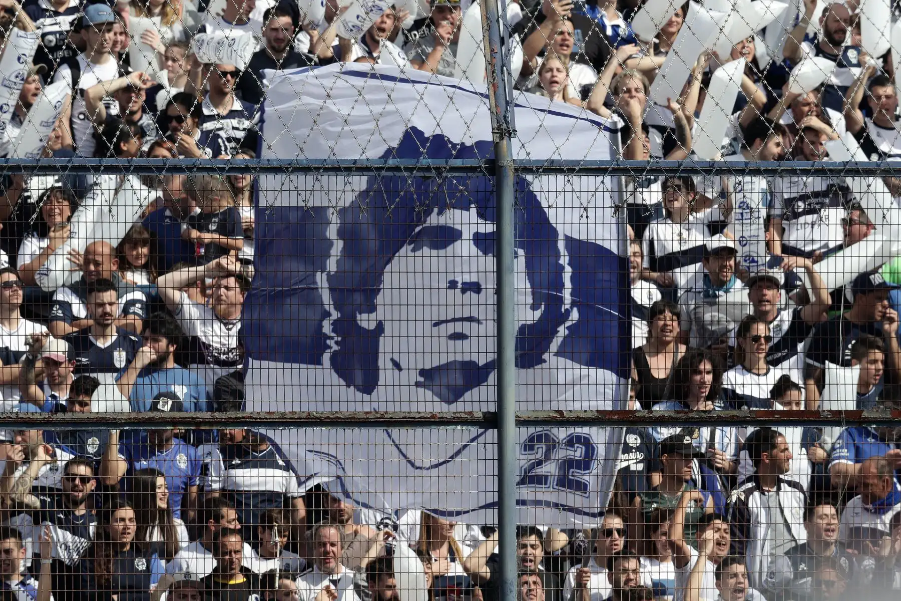 Los partidarios de Gimnasia y Esgrima La Plata animan a su equipo y a su nuevo entrenador, la ex estrella del fútbol argentino Diego Armando Maradona, durante su partido de fútbol de la Superliga de Primera División de Argentina contra el Racing Club.
Foto: AFP