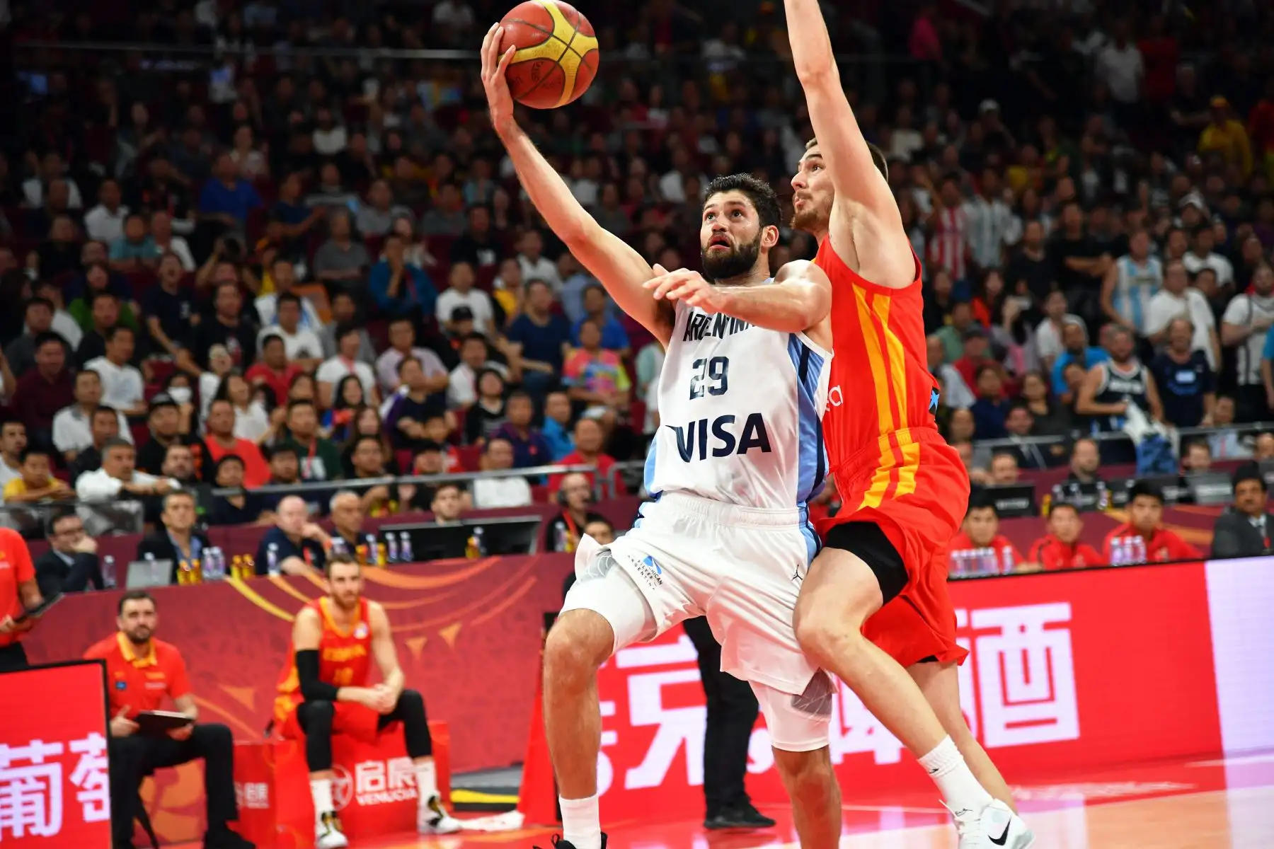 Patricio Garino  del equipo argentino conduce a la canasta durante el juego contra el equipo de España durante las finales de la Copa Mundial FIBA ​​2019.
Foto: AFP