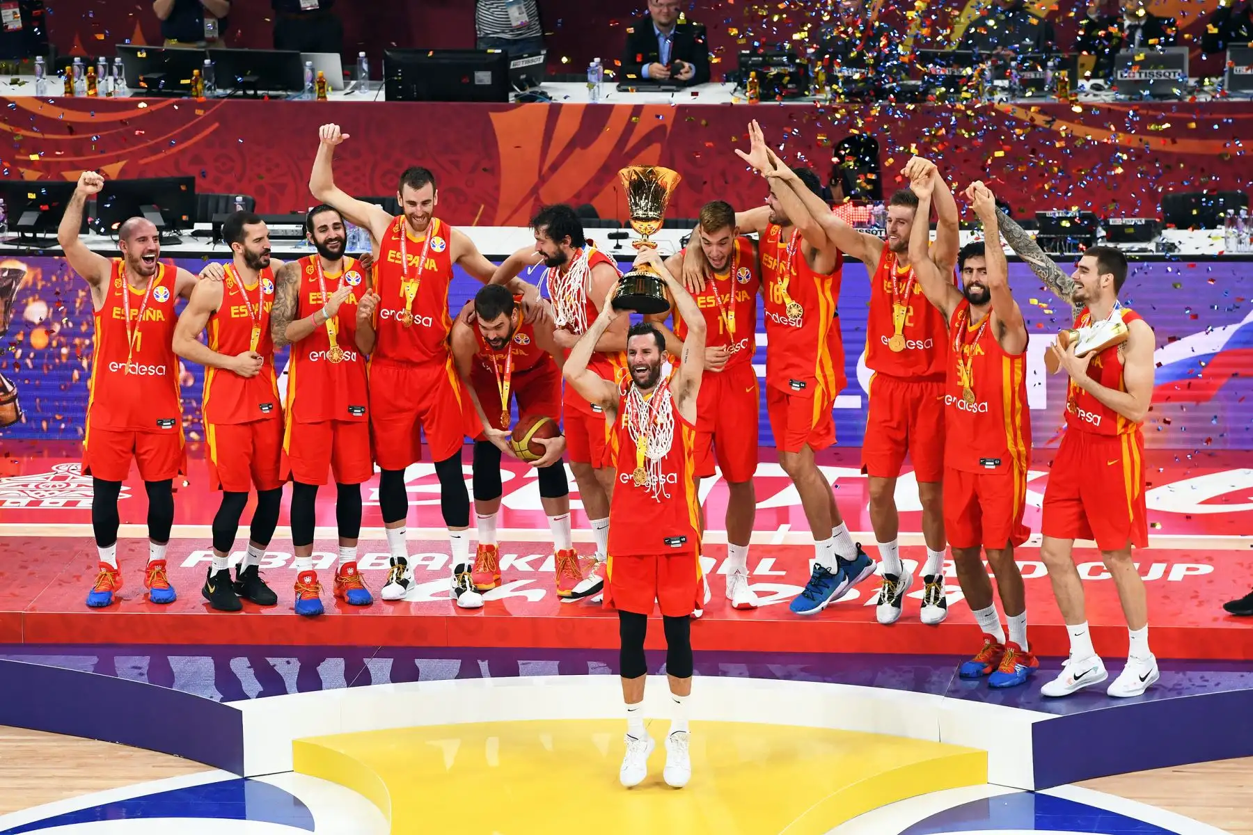 España celebra su triunfo después del partido contra el Equipo Argentina durante las Finales de la Copa Mundial FIBA ​​2019 en el Cadillac Arena  en Beijing, China. 
Foto: AFP