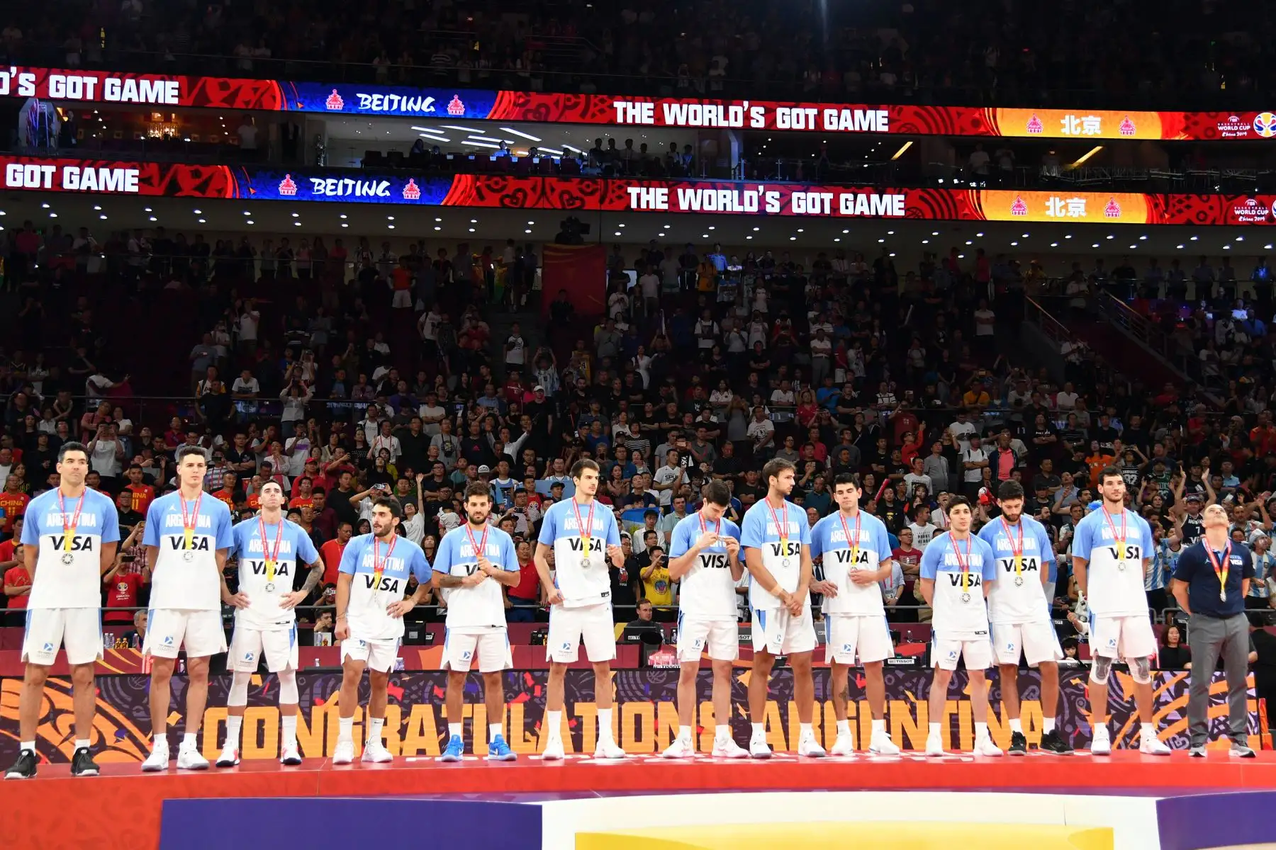 El equipo argentino mira después del partido contra el el equipo de España durante las Finales de la Copa Mundial FIBA ​​2019 en el Cadillac Arena en China.
Foto: AFP