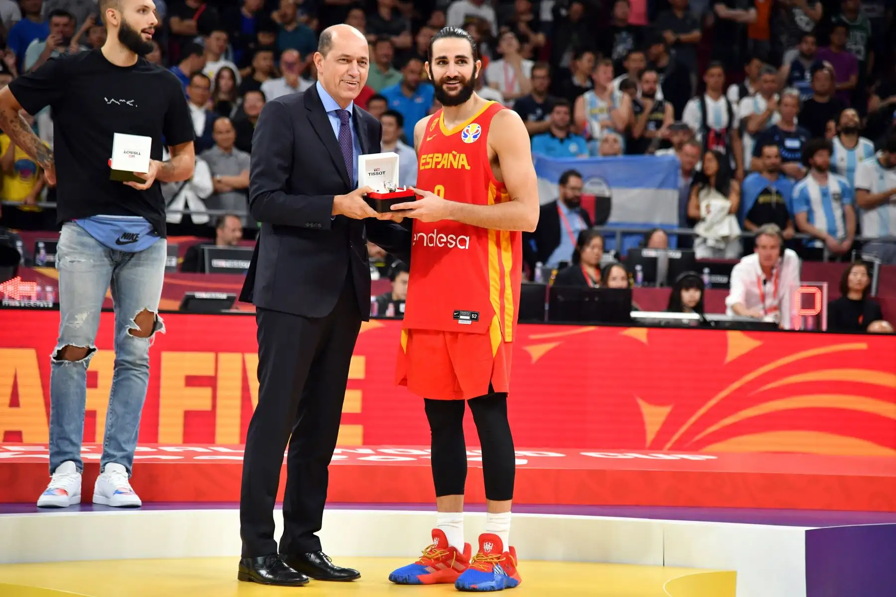 Ricky Rubio recibe un reloj Tissot durante las Finales de la Copa Mundial FIBA ​​2019 en el Cadillac Arena en Beijing, China.
Foto: AFP