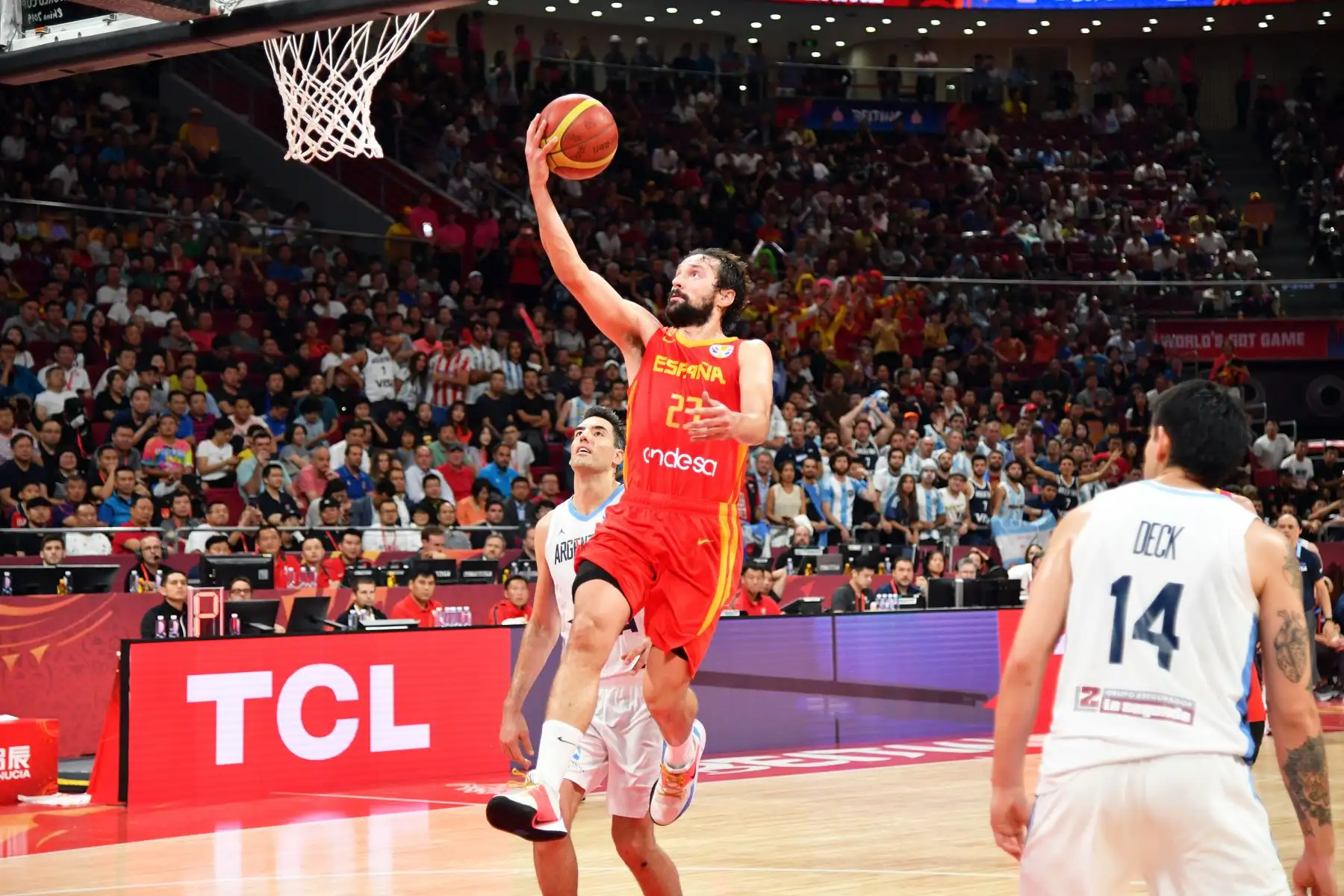 Sergio Llull del equipo de España dispara la pelota durante el juego contra el equipo de Argentina durante las finales de la Copa Mundial FIBA ​​2019 en el Cadillac Arena en Beijing.
Foto: AFP
