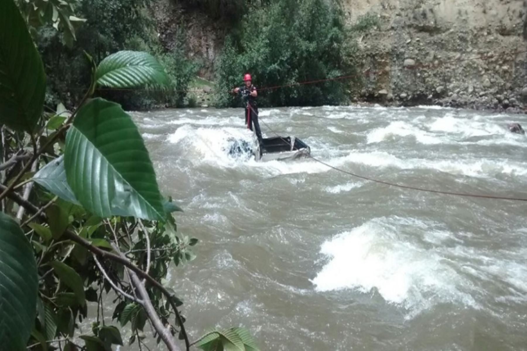 Agentes de la Policía Nacional del Perú intensifican las acciones de búsqueda de Maritza Castillo Miranda (39), trabajadora de la Municipalidad Distrital de Huallanca, quien desapreció el último viernes mientras practicaba canotaje en el río Santa, en la región Áncash.