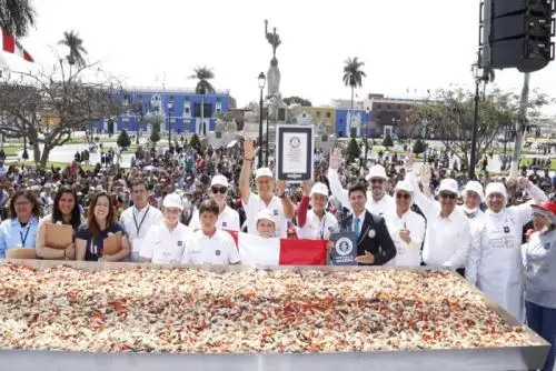 La alcachofa, uno de los principales productos de la agroexportación peruana, ingresó al libro de los Guinness World Records al alcanzar 784.53 kilos de ensalada de corazones de esta hortaliza, combinada con pimiento de piquillo, zanahoria y aceituna y salsa vinagreta.
