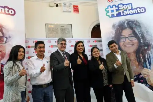 La ministra de Educación, Flor Pablo; el director ejecutivo de Pronabec, Sandro Parodi; y becarios que ya culminaron su carrera participaron en lanzamiento de Beca 18. Foto: ANDINA/Norman Córdova