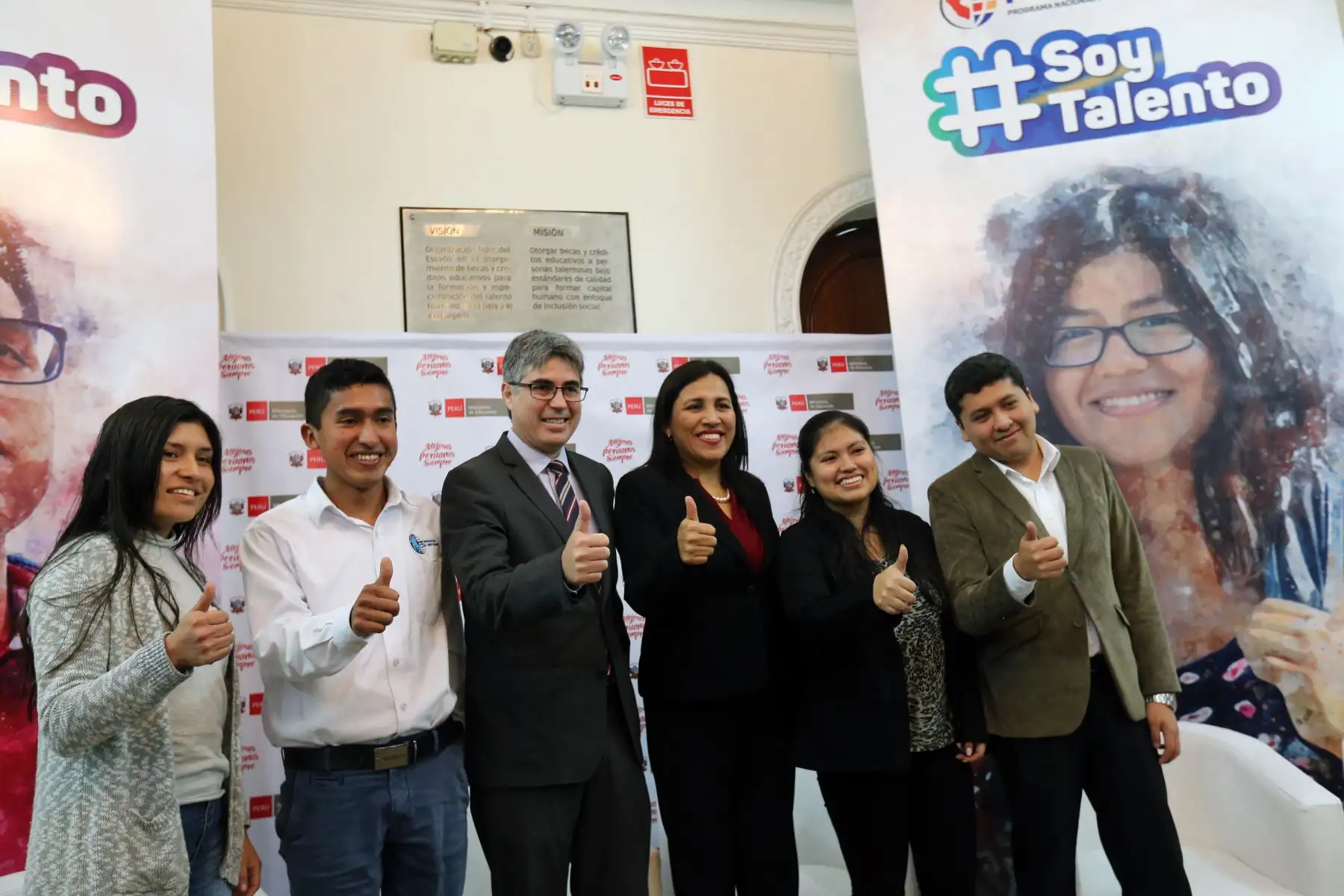 La ministra de Educación, Flor Pablo; el director ejecutivo de Pronabec, Sandro Parodi; y becarios que ya culminaron su carrera participaron en lanzamiento de Beca 18. Foto: ANDINA/Norman Córdova