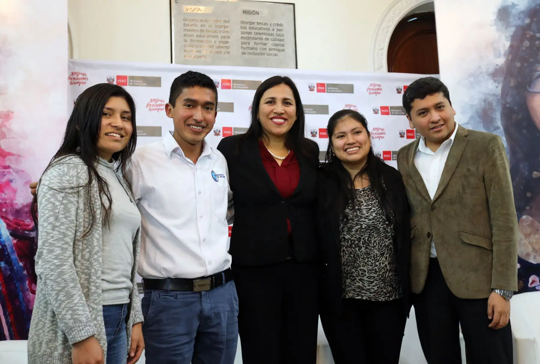 La ministra de Educación, Flor Pablo; el director ejecutivo de Pronabec, Sandro Parodi; y becarios que ya culminaron su carrera participaron en lanzamiento de Beca 18. Foto: ANDINA/Norman Córdova