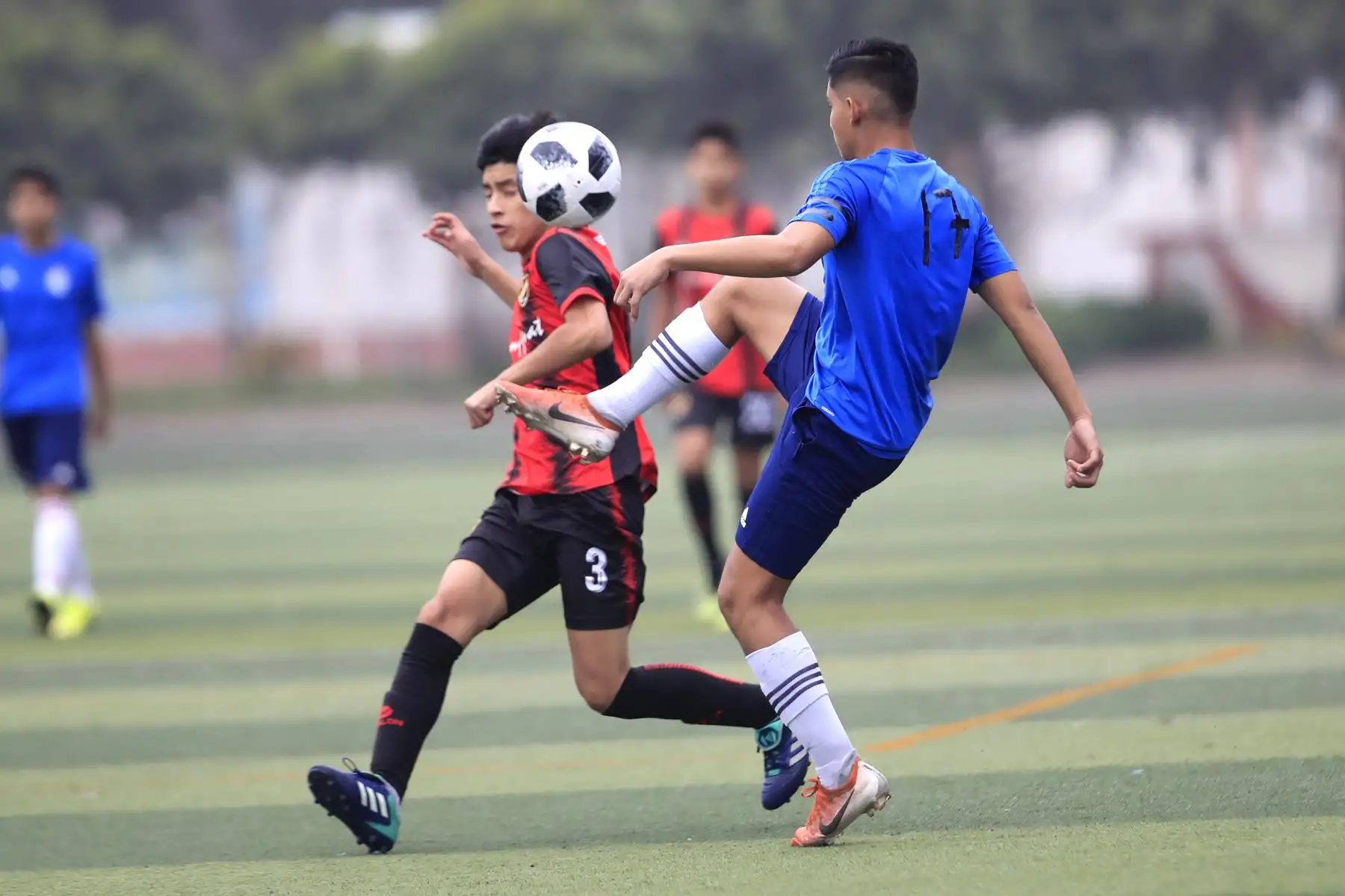 Francesco Casino del colegio San Basilio (azul) y Rufino Viena del Champagnat de Trujillo (rojo)  disputan el balón durante el partido de fútbol por los Juegos Deportivos Escolares Nacionales en el Campo de Marte.


Foto: Andina/Juan Carlos Guzman Negrini