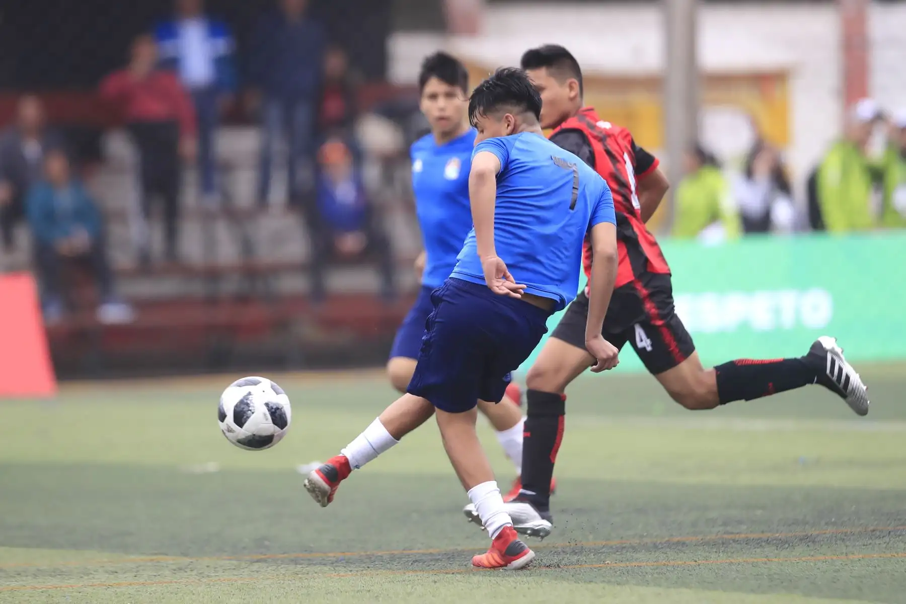 Sebastián Sánchez del colegio San Basilio (azul) anota un gol durante el partido de fútbol frente a Champagnat de Trujillo por los Juegos Deportivos Escolares Nacionales en el Campo de Marte.


Foto: Andina/Juan Carlos Guzman Negrini