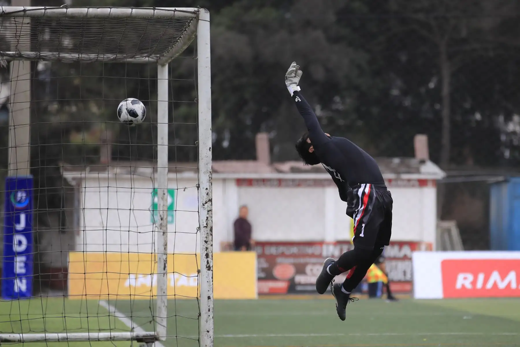 Carlos De la Cruz del colegio Champagnat de Trujillo  ve vencida su portería durante el partido de fútbol ante el San Basilio por los Juegos Deportivos Escolares Nacionales en el Campo de Marte.


Foto: Andina/Juan Carlos Guzman Negrini