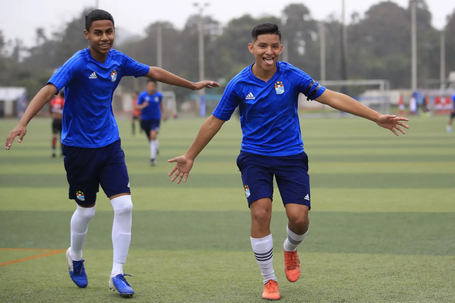 Angelo Vásquez de San Basilio (azul) celebra luego de anotar un gol durante el partido de fútbol por los Juegos Deportivos Escolares Nacionales en el Campo de Marte.


Foto: Andina/Juan Carlos Guzman Negrini