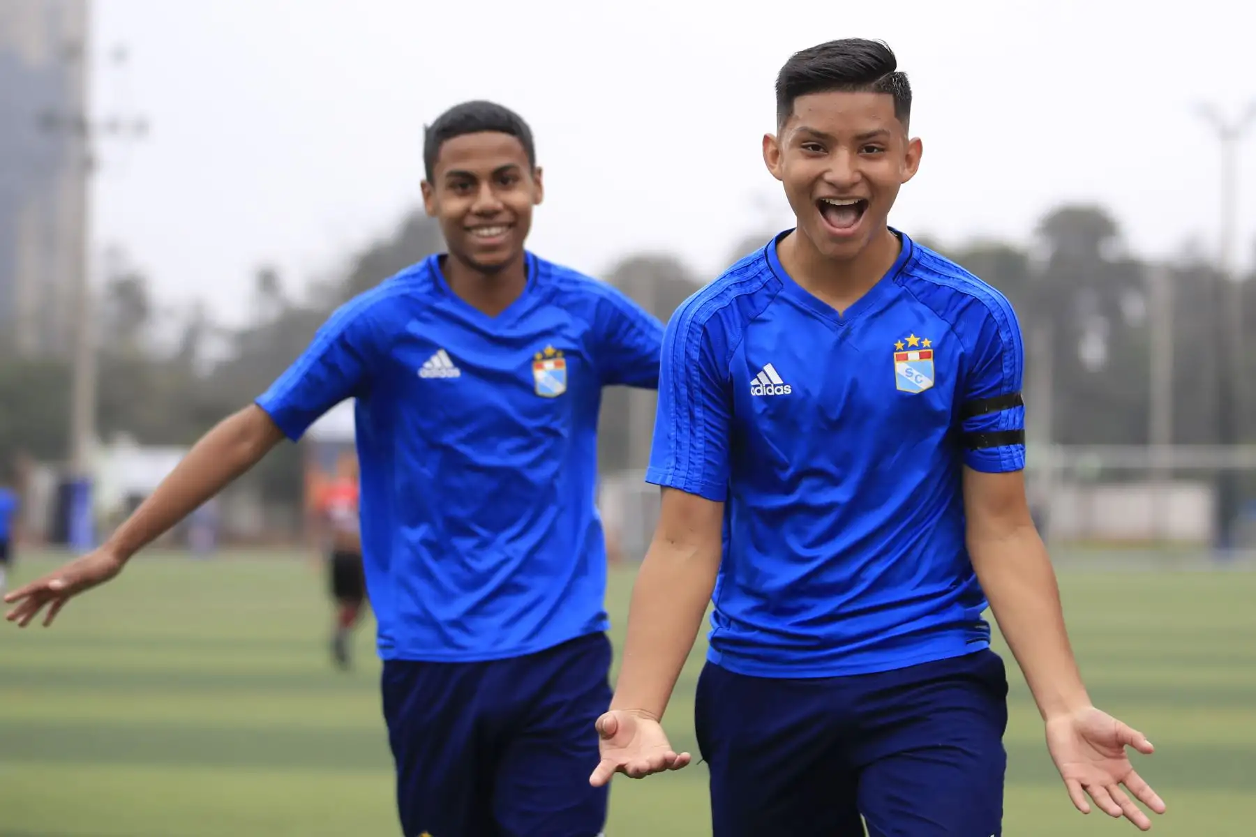 Angelo Vásquez de San Basilio (azul) celebra luego de anotar un gol durante el partido de fútbol por los Juegos Deportivos Escolares Nacionales en el Campo de Marte.


Foto: Andina/Juan Carlos Guzman Negrini