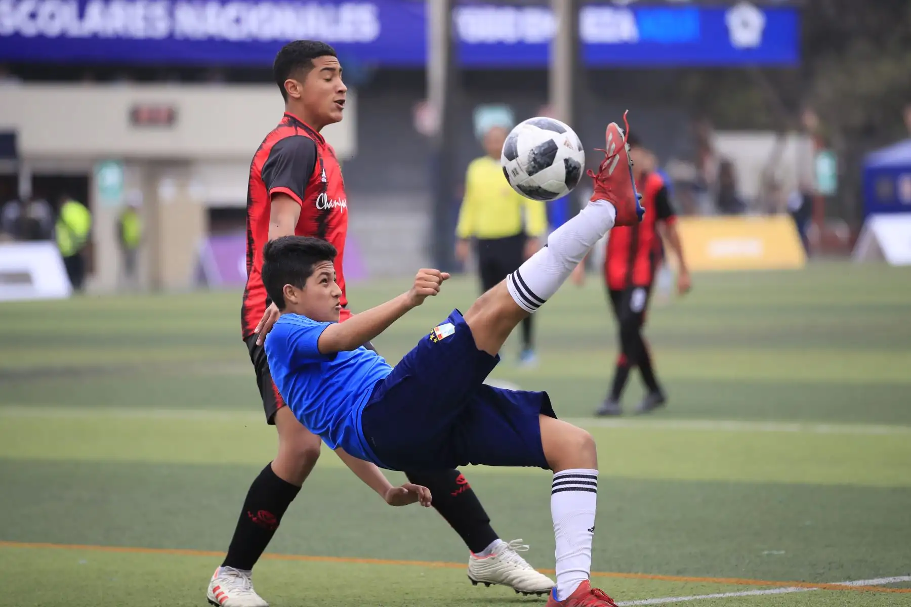 Fabián Cabanillas (azul) y Fernando Collantes del Champagnat de Trujillo (rojo)  disputan el balón durante el partido de fútbol por los Juegos Deportivos Escolares Nacionales en el Campo de Marte.


Foto: Andina/Juan Carlos Guzman Negrini