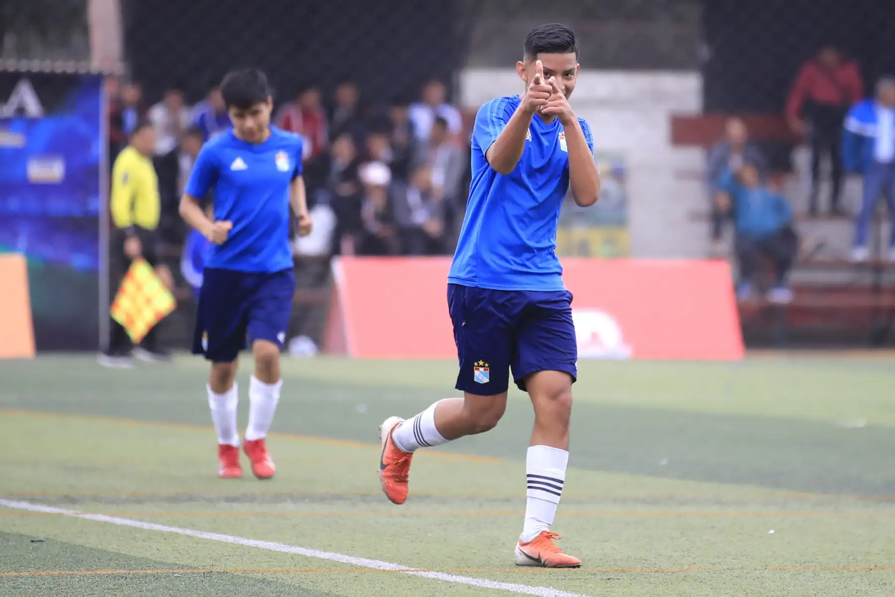 Angelo Vásquez de San Basilio (azul) celebra luego de anotar un gol durante el partido de fútbol por los Juegos Deportivos Escolares Nacionales en el Campo de Marte.


Foto: Andina/Juan Carlos Guzman Negrini