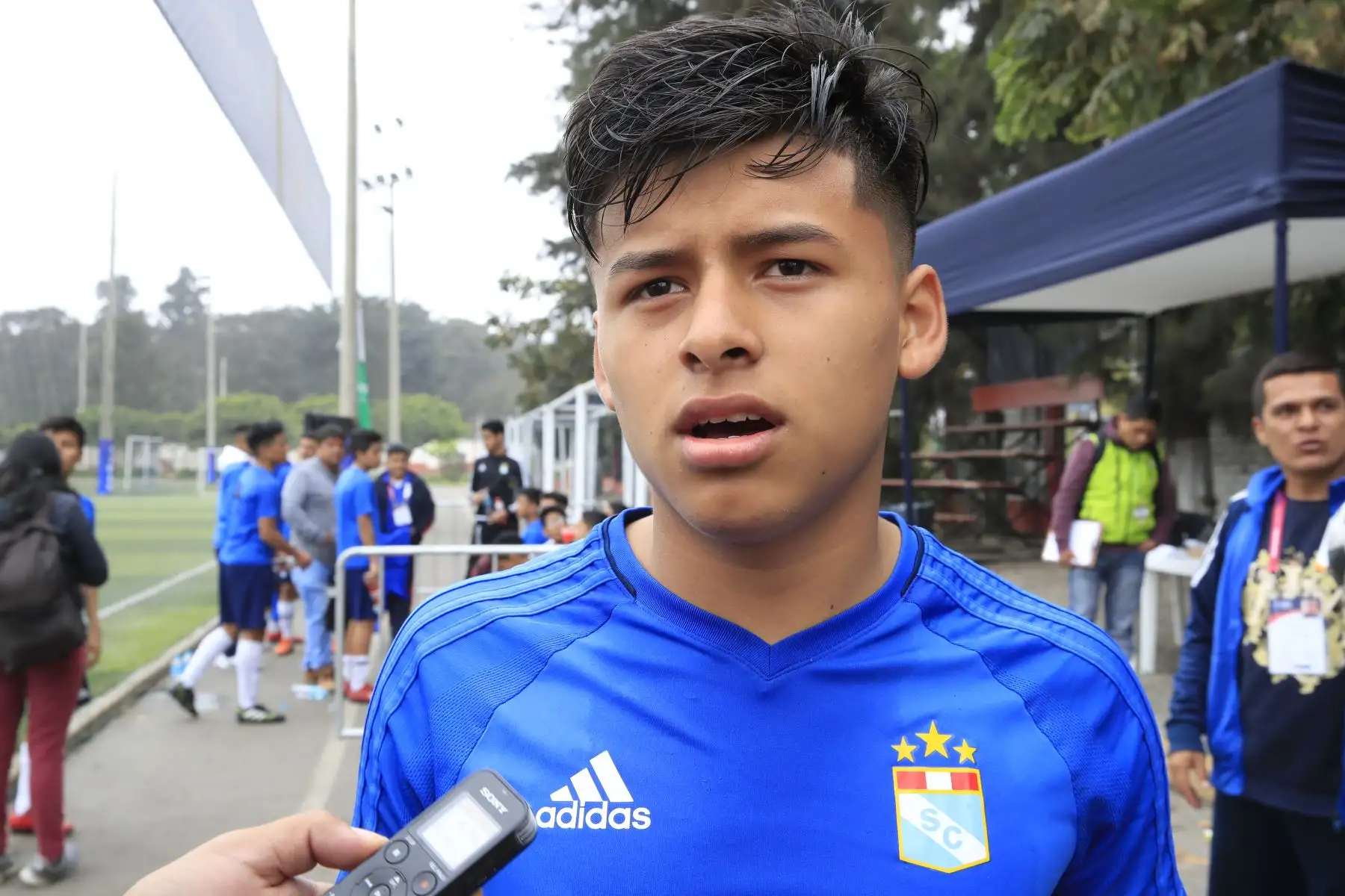 Declaraciones de Sebastián Sánchez del colegio San Basilio luego de vencer por 5 a 2 al colegio Champagnat de Trujillo.       


Foto: Andina/Juan Carlos Guzman Negrini