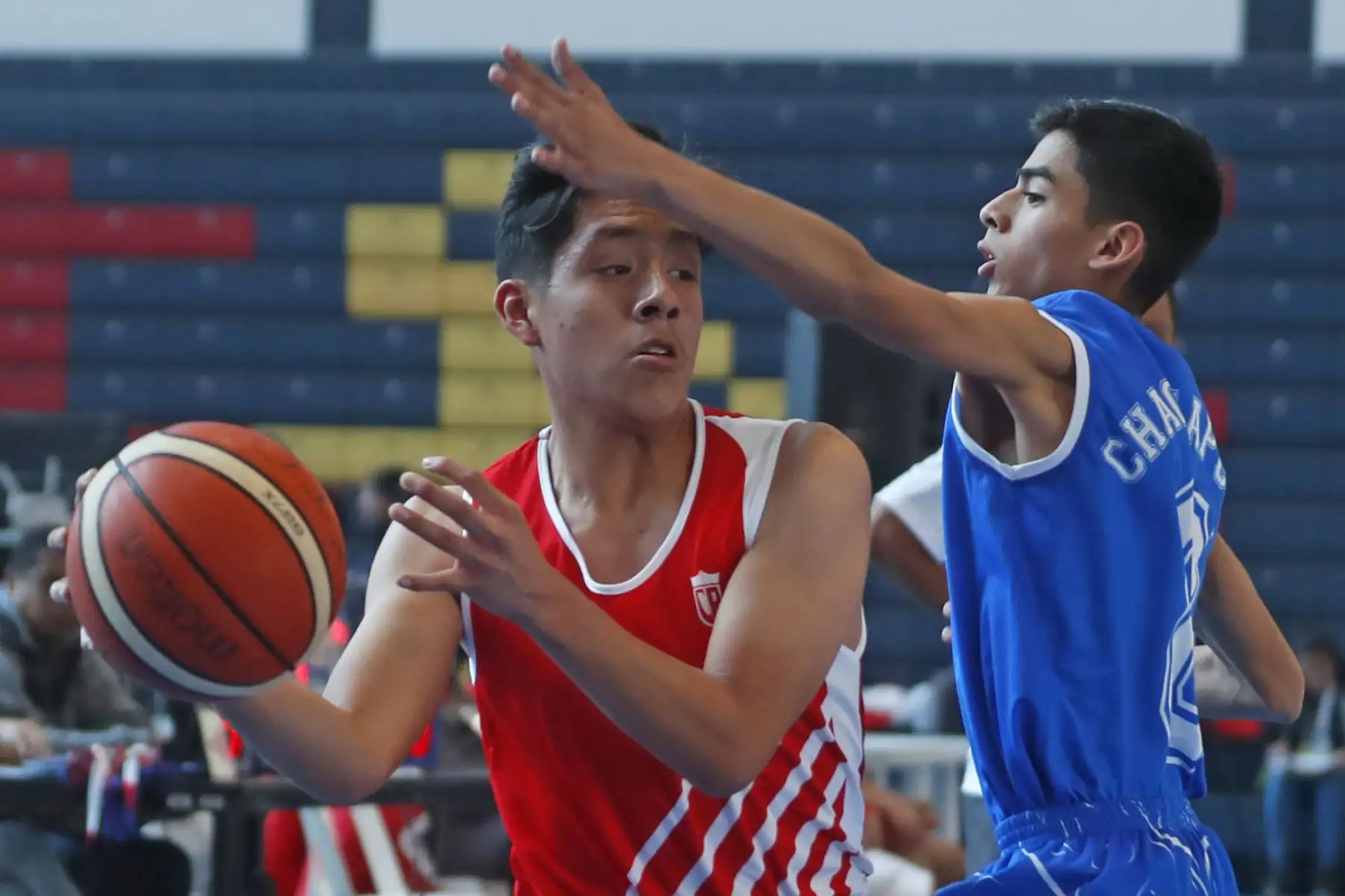 Matias Meza del colegio Cristo Rey de Tacna intenta pasar el balón pese a ofensiva del colegio Seminario Jesús Maria de Chachapoyas (Amazonas) durante el encuentro que se desarrolló en en el colegio La Recoleta, en La Molina por los Juegos Deportivos Escolares. Foto: ANDINA/Renato Pajuelo