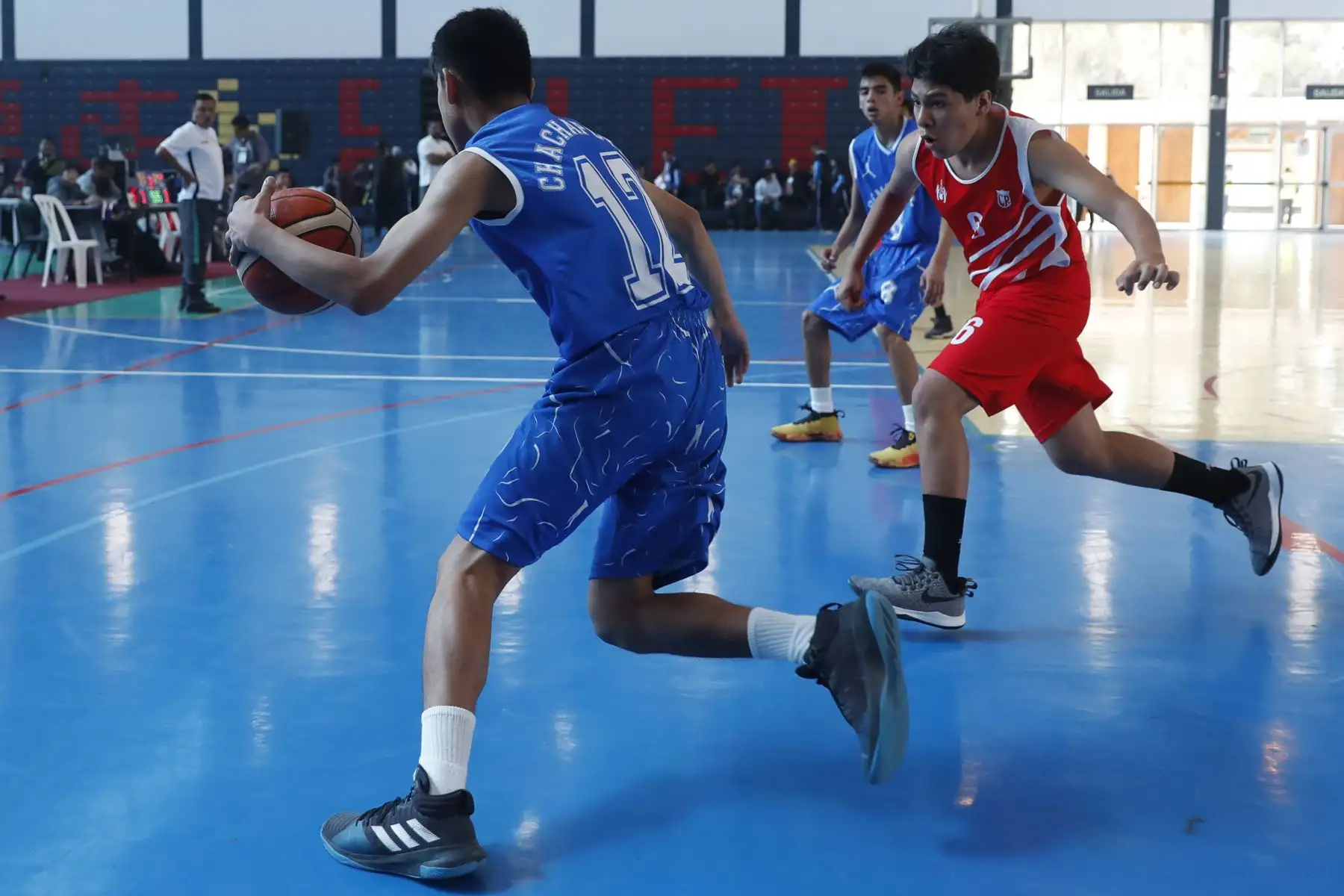 Diego Delgado del colegio Seminario Jesús Maria de Chachapoyas (Amazonas) intenta llegar al aro del rival. Gonzalo Cabrera del Cristo Rey de Tacna intenta impedir la jugada. Encuentro de basquet por los Juegos Escolares Nacionales se desarrolla en colegio La Recoleta de La Molina. Foto: ANDINA/Renato Pajuelo