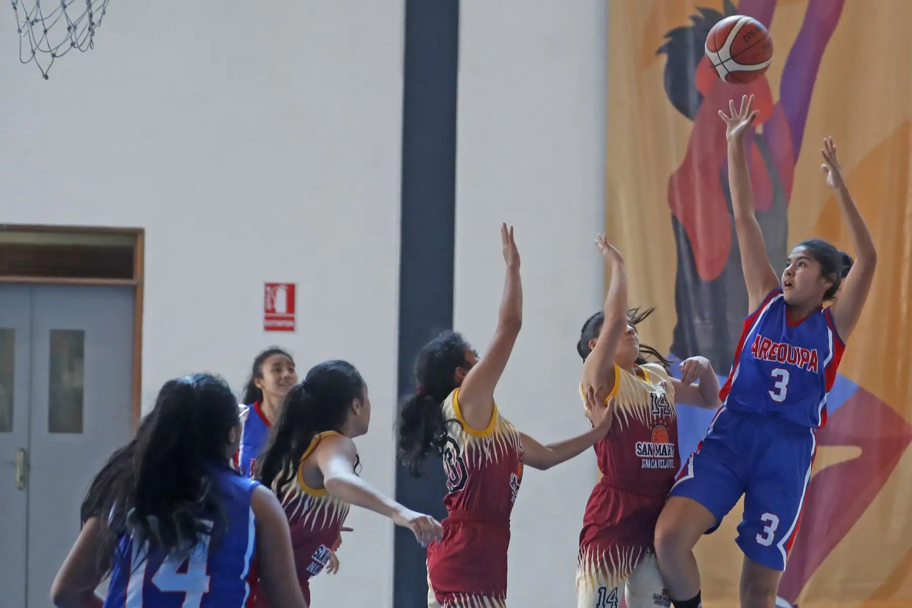 Cielo Saavedra del Colegio Padre Damian de los SS.CC quien se enfrenta al colegio Ignacia Velasquez trata de escestar el balón en encuentro de basquet de los los Juegos Deportivos Escolares Nacionales desarrollado en el colegio La Recoleta de La Molina. Foto: ANDINA/Renato Pajuelo