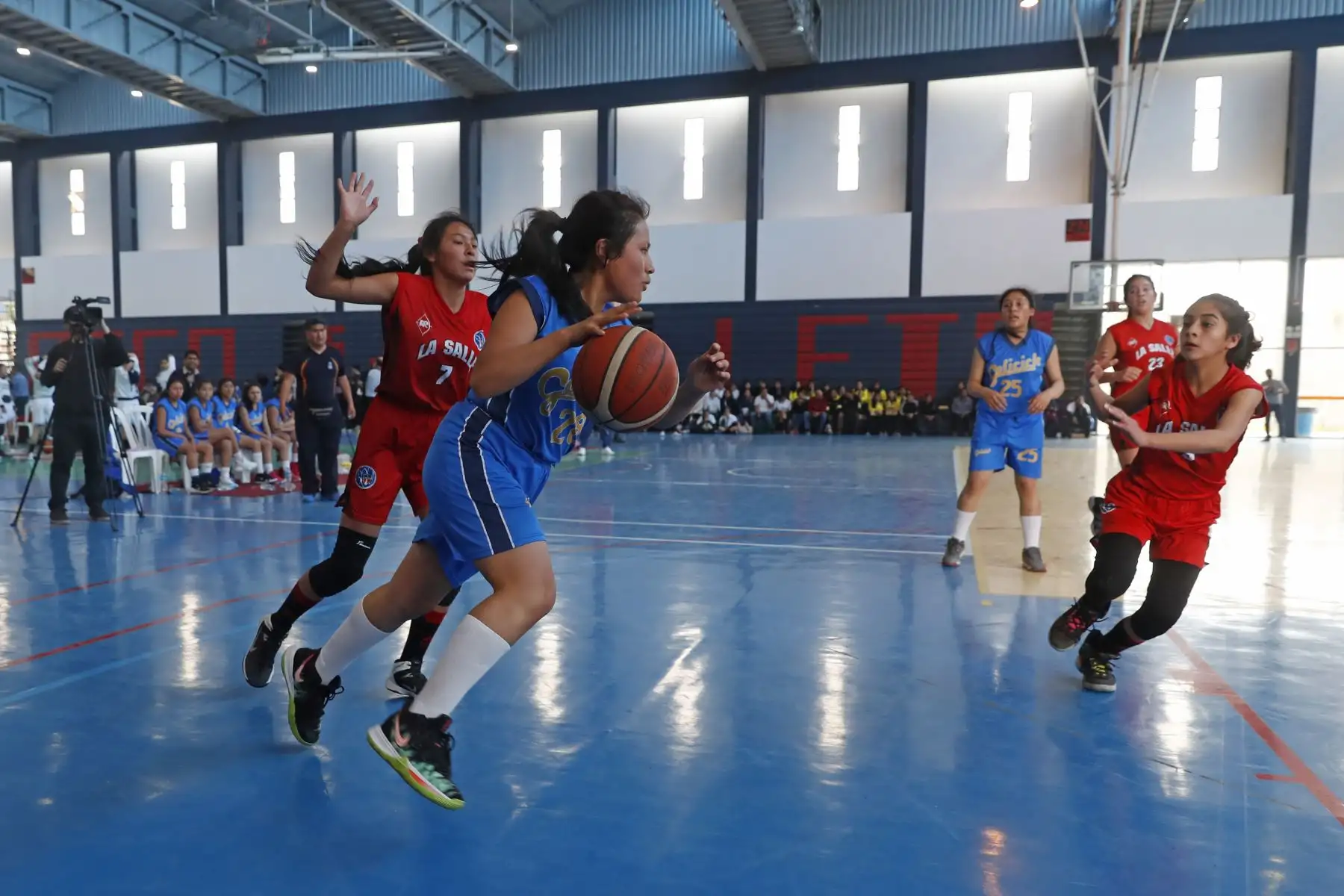 Valeria Bailón del I.E Gelicoch intenta anotar al colegio San José La Salle del Cusco en los Juegos Deportivos Escolares Nacionales desarrollado en el colegio La Recoleta de La Molina. Foto: ANDINA/Renato Pajuelo