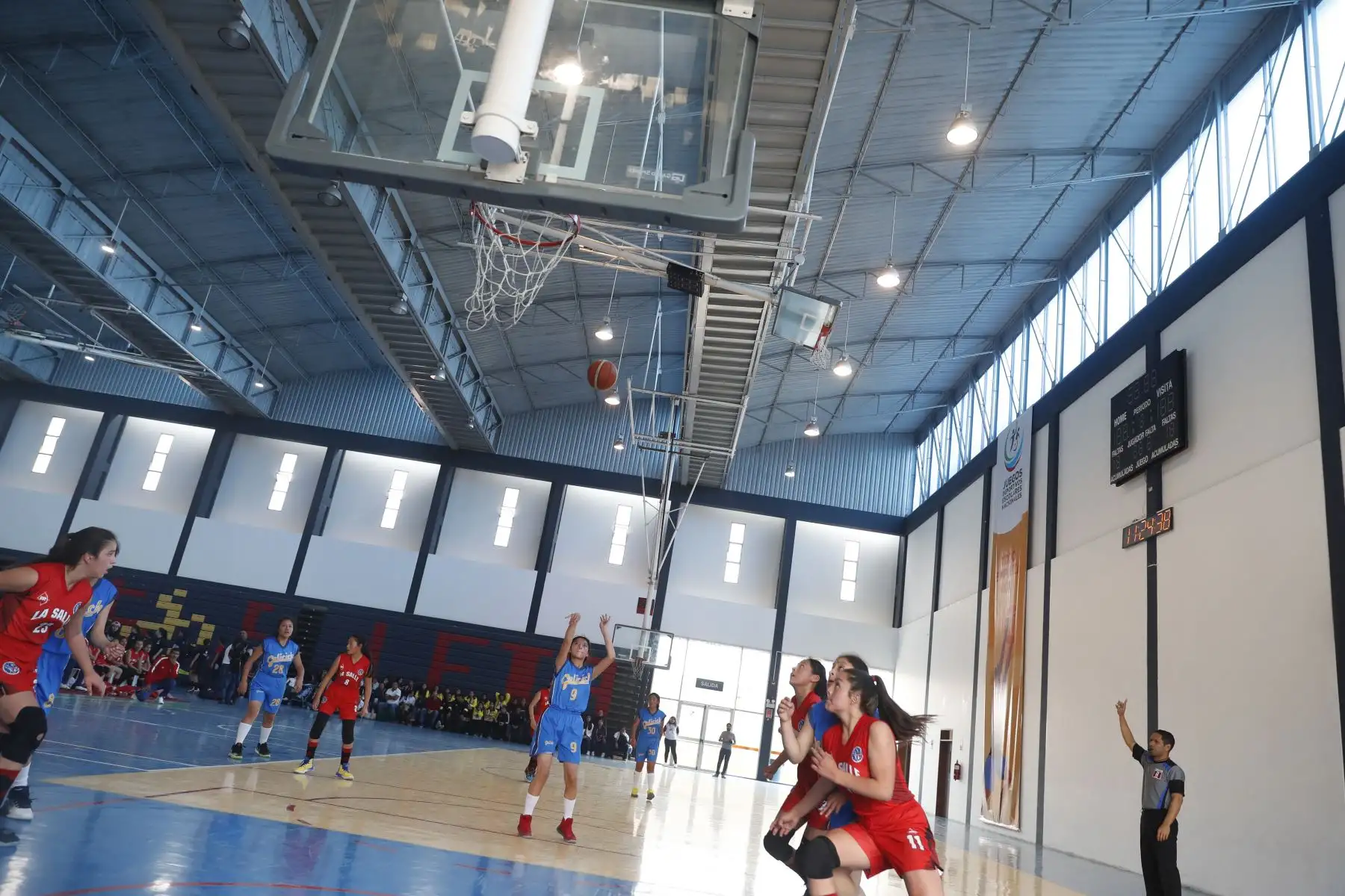 Andrea Ortíz del San José La Salle de Cusco anota punto al I.E Gelicoch en los Juegos Deportivos Escolares Nacionales desarrollado en el colegio La Recoleta de La Molina. Foto: ANDINA/Renato Pajuelo