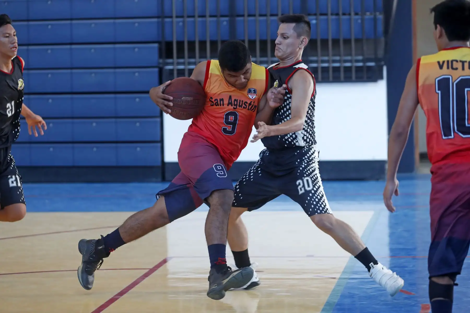 GeanCarlos Rivera del colegio San Agustín de Barranca disputa el balón contra Sebastián Torres del colegio San Martín de Porres de Loreto en los Juegos Deportivos Escolares Nacionales desarrollado en el colegio La Recoleta de La Molina. Foto: ANDINA/Renato Pajuelo