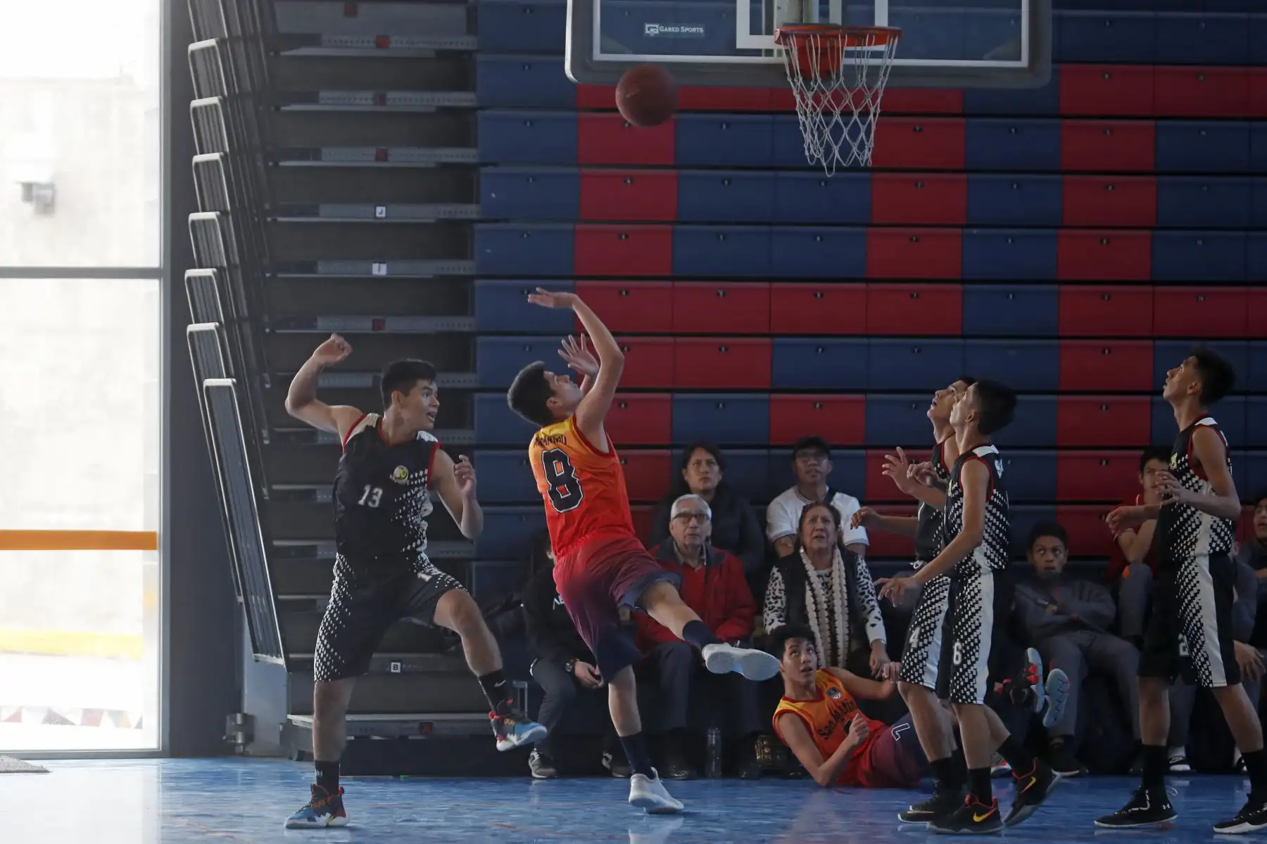 Armando Araujo del colegio San Agustín de Barranca intenta encestar al colegio San Martín de Porres de Loreto en los Juegos Deportivos Escolares Nacionales desarrollado en el colegio La Recoleta de La Molina. Foto: ANDINA/Renato Pajuelo