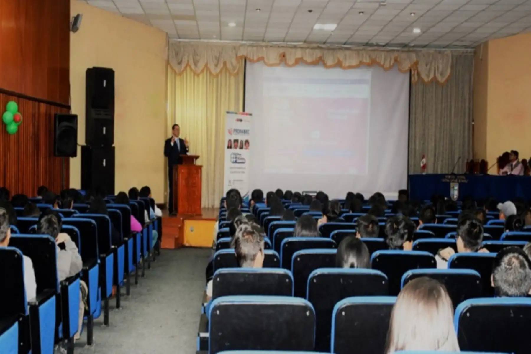 Más de 250 estudiantes beneficiados con la beca de permanencia académica se capacitan en la Universidad Nacional Santiago Antúnez de Mayolo (Unasam) en Huaraz, región Áncash, a través de la Oficina General de Responsabilidad Social Universitaria en coordinación con el Programa Nacional de Becas y Crédito Educativo (Pronabec).