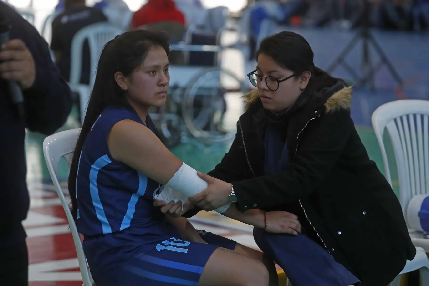 Diana Torres del colegio Claretiano de Huancayo resulta herida durante el encuentro contra el colegio San Pedro Pascual de Arequipa en los Juegos Deportivos Escolares Nacionales desarrollado en el colegio La Recoleta de La Molina. Foto: ANDINA/Renato Pajuelo