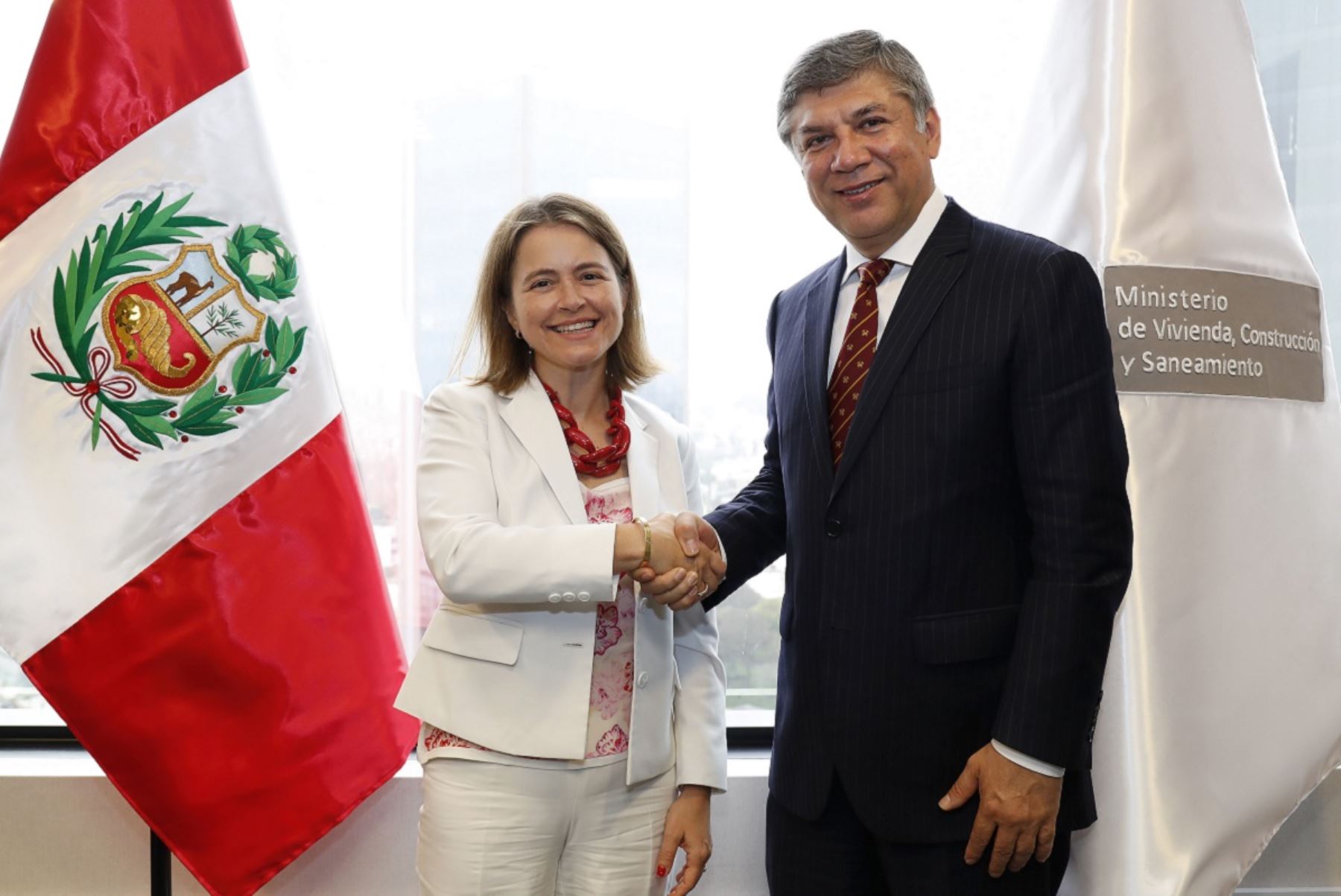 Ministro de Vivienda, Miguel Estrada y directora ejecutiva de la alianza mundial "Saneamiento y Agua para Todos". Foto: Cortesía.