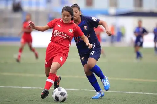 Katy Alanya, del colegio Ricardo Palma de Junín, disputa el balón con Karen Lavan, del San Antonio de Pedregal, en el marco de los Juegos Deportivos Escolares Nacionales en el Colegio Bartolomé Herrera. Foto: ANDINA/Juan Carlos Guzmán