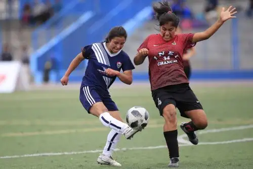 Ruth Huamán del Leoncio Prado de Apurímac disputa el balón con Milagros Villanueva del Colegio Huaral en el marco de los Juegos Deportivos Escolares Nacionales,sede Bartolomé Herrera.Foto: Andina/Juan Carlos Guzman Negrini