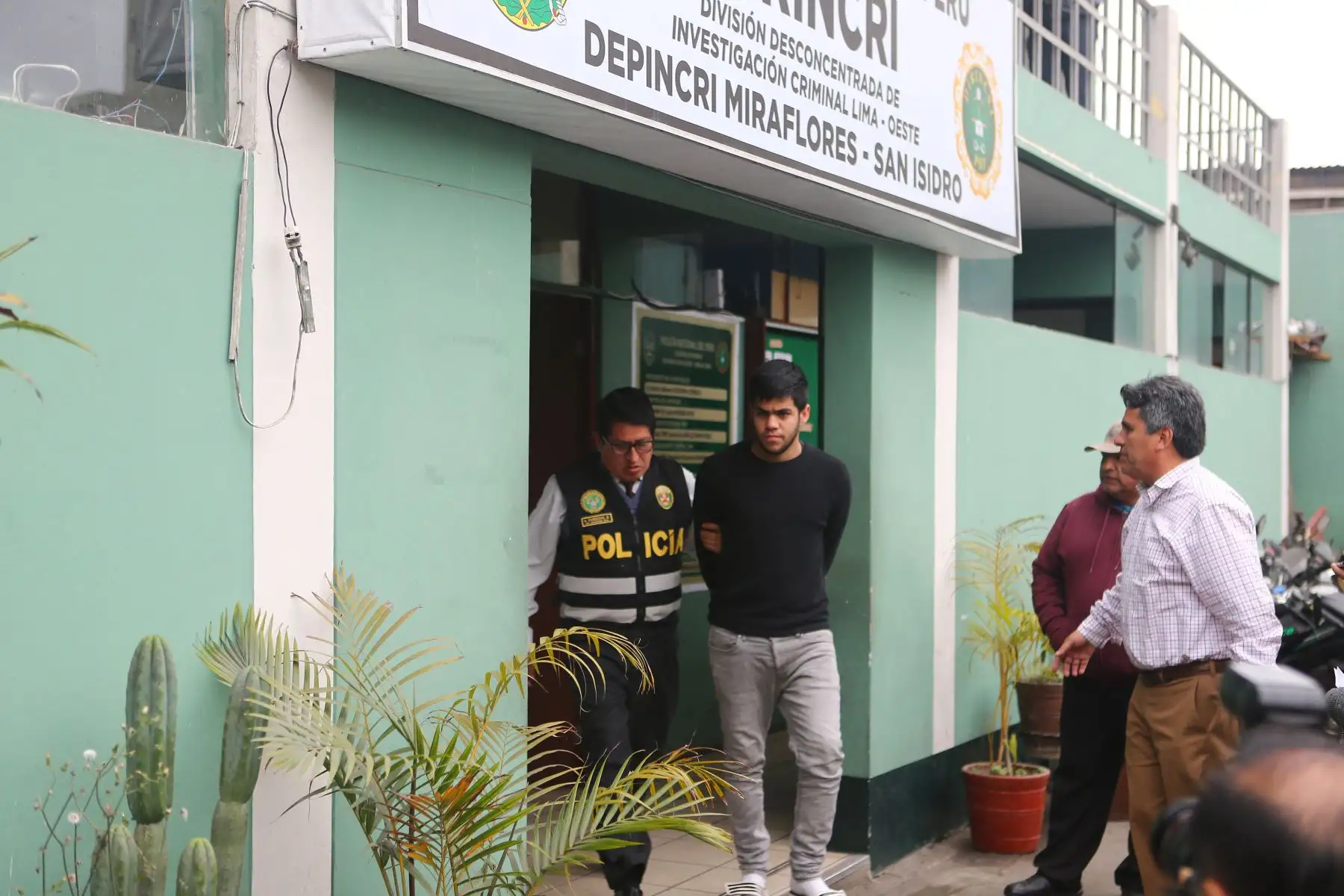 Policía Nacional capturó a ciudadanos venezolanos integrantes de la banda “Malditos Relojeros ”. Mervin Alexander Hernandez Rodriguez Alias “Mervin" (21) y Emilio Jesús Perera Villegas (25)  alias "Emilio".
Foto: ANDINA/Héctor Vinces