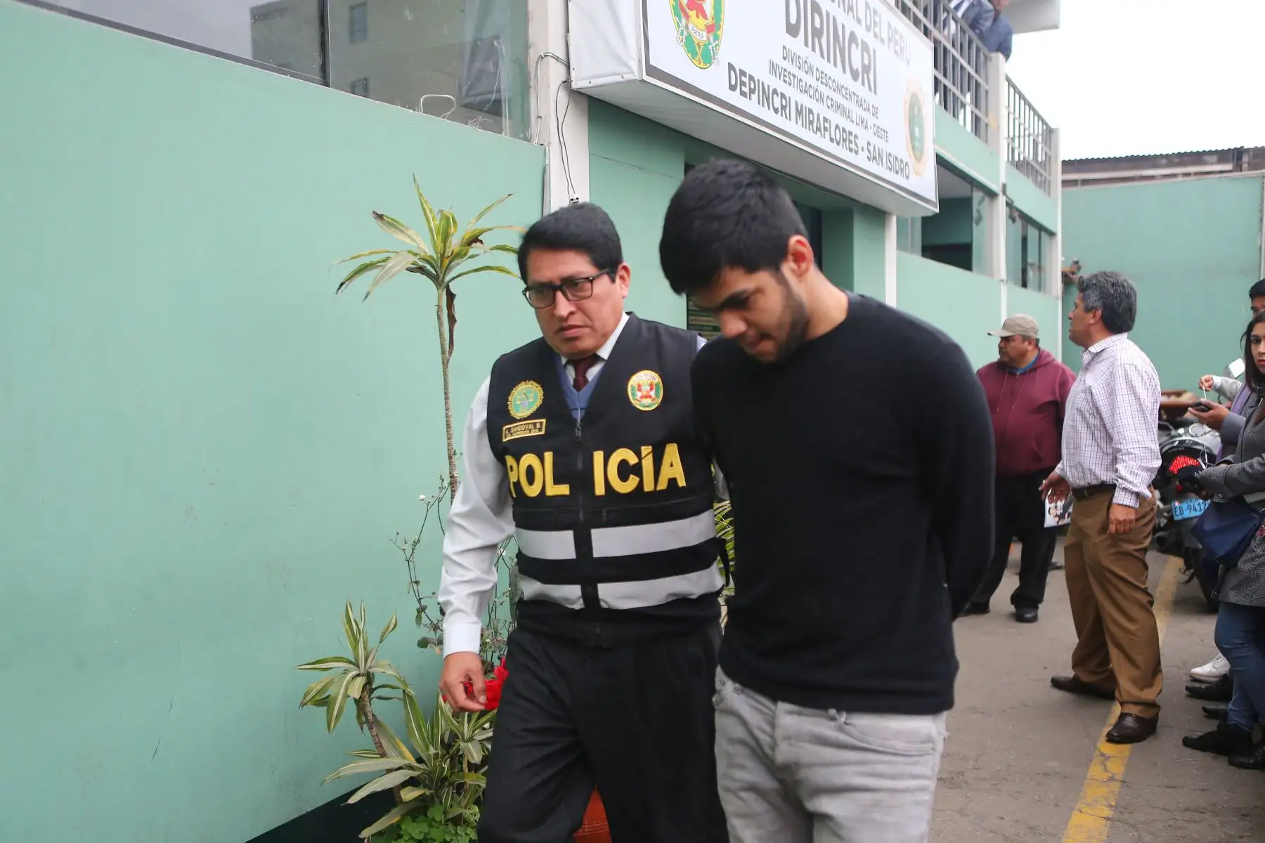 Policía Nacional capturó a ciudadanos venezolanos integrantes de la banda “Malditos Relojeros ”. Mervin Alexander Hernandez Rodriguez Alias “Mervin" (21) y Emilio Jesús Perera Villegas (25)  alias "Emilio".
Foto: ANDINA/Héctor Vinces