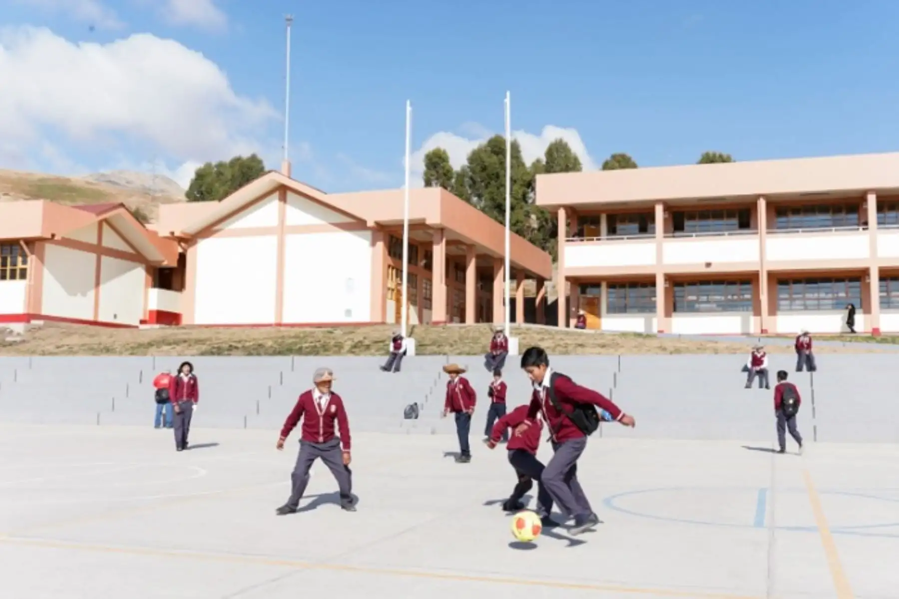 En los colegios Mariano Melgar y Nuestra Señora de Alta Gracia se han considerado mejoras respecto a los expedientes primigenios que harán posible garantizar la entrega de infraestructuras de calidad que beneficiarán a los actuales estudiantes y a las futuras generaciones del distrito de Ayaviri.